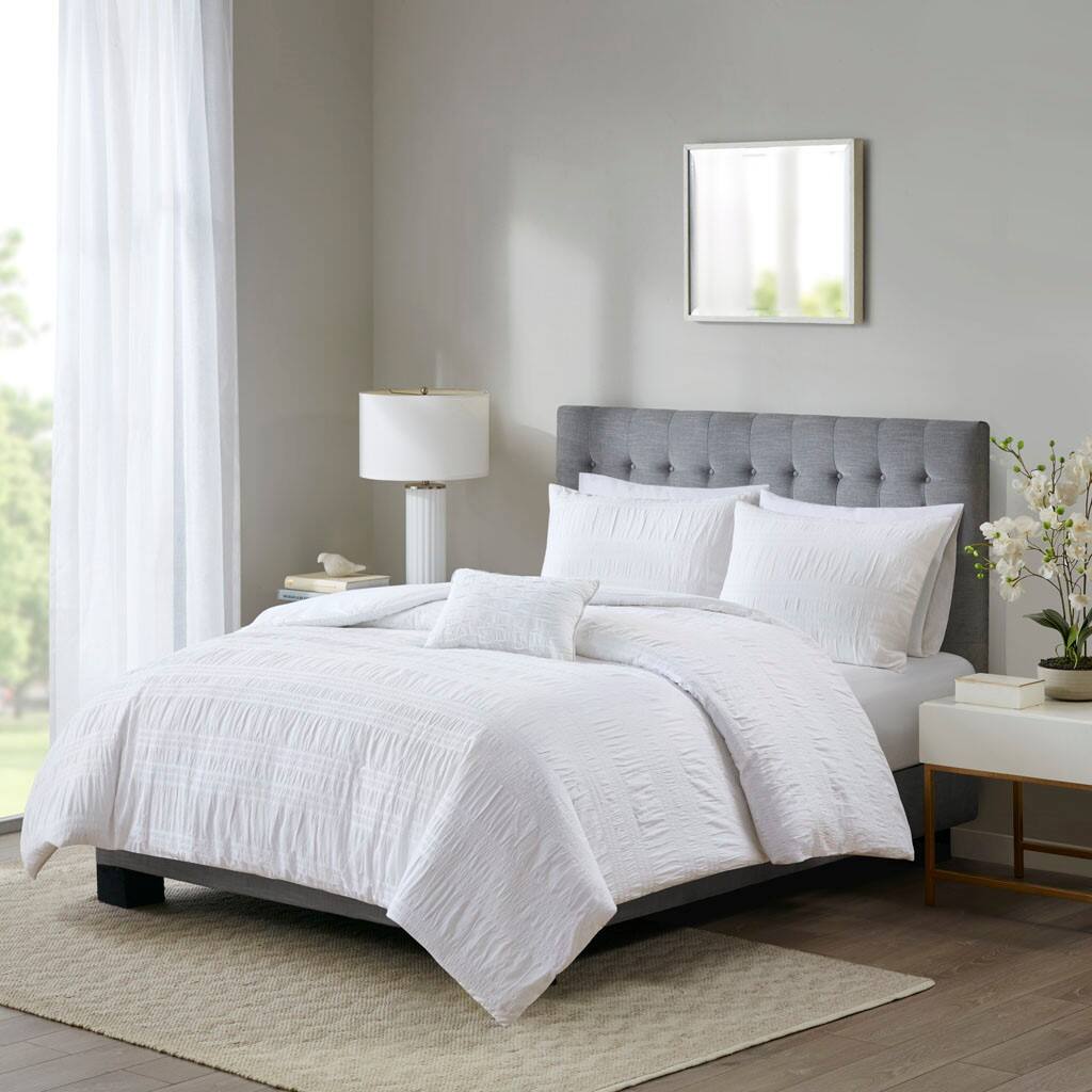 Alt View 1. Gracie Mills - Gracie Mills Stephenson Elegant Seersucker Stripe Duvet Cover Set - White.