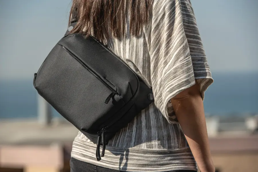 Alt View 19. Peak Design - Everyday Sling V2 6L - Black.
