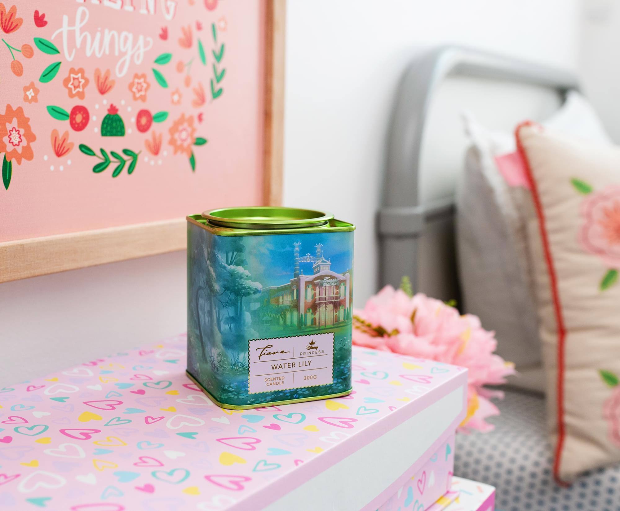 Sure, here is the corrected and grouped text from the image:

**On the Candle:**
- Fine
- PRINCESS
- WATER LILY
- SCENTED LILY CANDLE
- 300G

**On the Background:**
- Little things

**On the Pillow:**
- (No visible text)

**On the Box:**
- (No visible text)