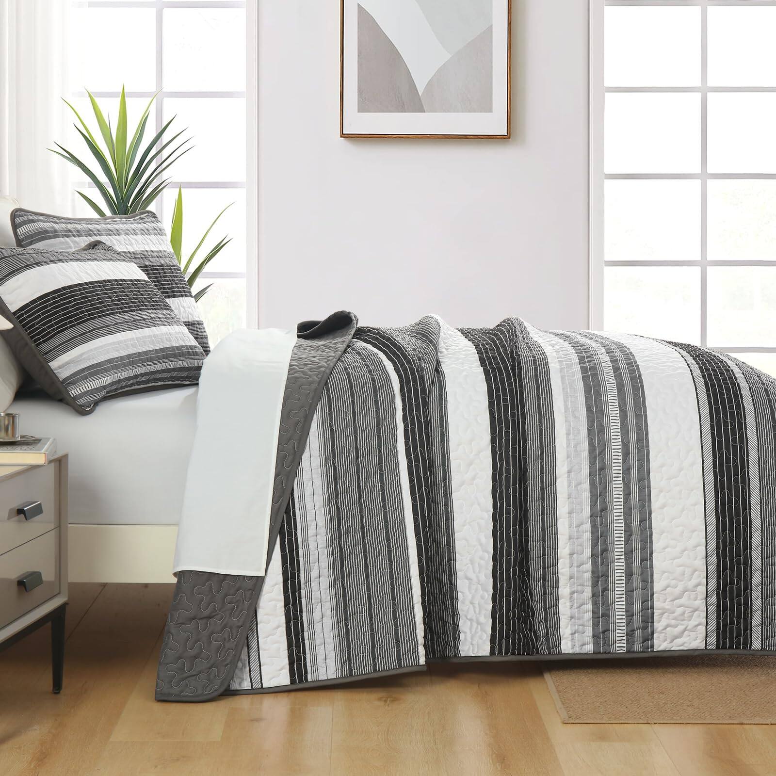 Left. PO3TICJUNKI3 - Quilt Set And 3 Pieces Patchwork Striped Bedding Lightweight Microfiber Bedspreads Coverlets With 2 Pillow - Blue 2-King.