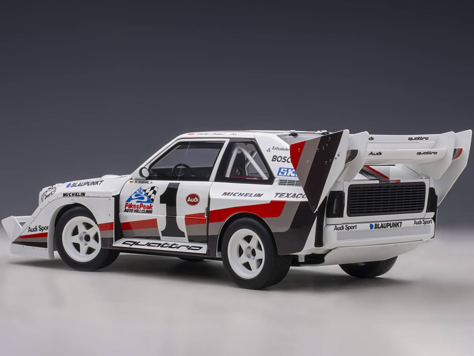 Audi Sport A Trabolade BOSC SK - TAE A BLAUPUNKT MICHELIN MICHELIN TEXACO Audi PikesPeak AUTO HILL CLIMB 1 quattro Audi Sport di quattro Audi Sport BLAUPUNKT