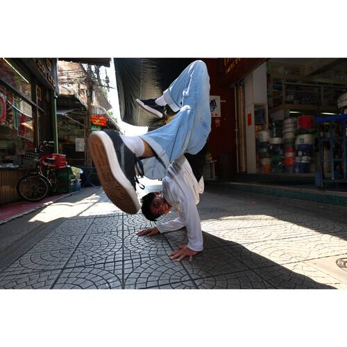 Alt View 6. Canon - Canon RF 20mm f/1.4 L Lens | Full-Frame Ultra-Wide Prime, Weather-Sealed Bundle (International Version).