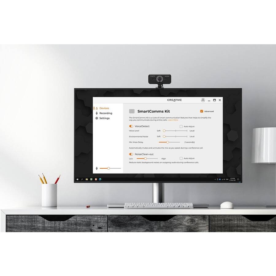 **CREATIVE SmartComms Kit**

The SmartComms Kit is a suite of smart communication features that helps to simplify the way you communicate during online meetings.

**VoiceDetect**
- Auto Adjust
- Voice Level: Soft, Medium, Loud

**Mic Mute Delay**
- Automatically mutes and unmutes the mic as you speak during a conference call.
- Delay: 2 seconds

**NoiseClean-out**
- Auto Adjust
- Environmental Noise: Soft, Medium, Loud
- Reduce static background noise on outgoing audio during conference calls.