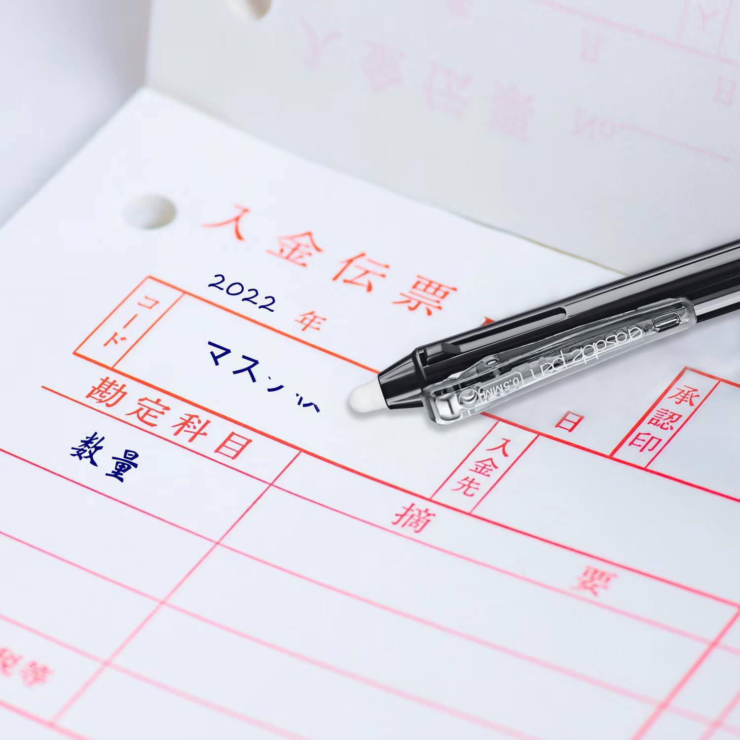 Sure, here is the corrected and grouped text from the image:

**Title:**
- 入金伝票

**Year:**
- 2022年

**Columns:**
- 勘定科目
- 数量
- 摘要
- 金額
- 入金先
- 日
- 承認印

**Additional Text:**
- マスコミ
- ド

**Pen Brand:**
- PARKER