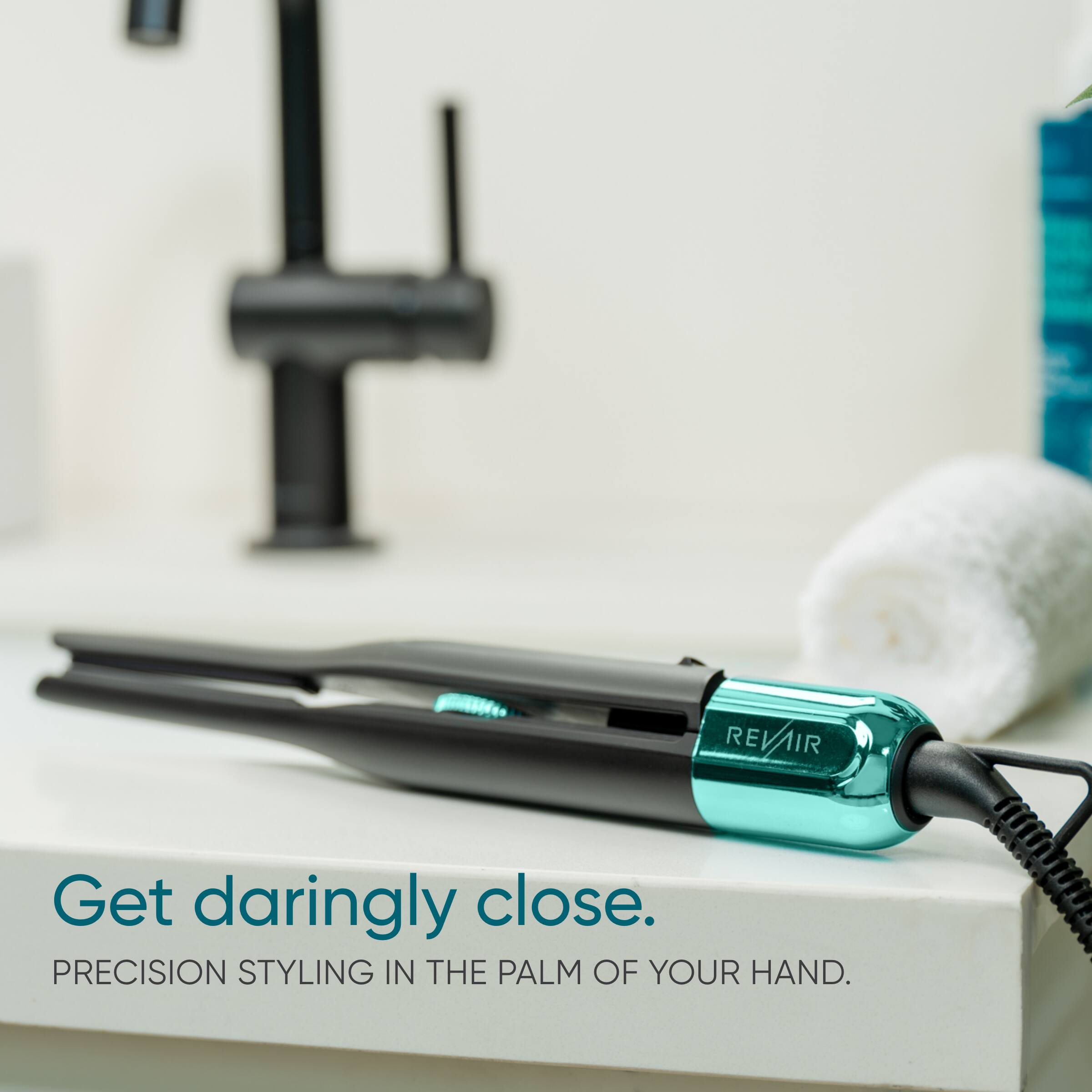 REV AIR  
Get daringly close.  
PRECISION STYLING IN THE PALM OF YOUR HAND.