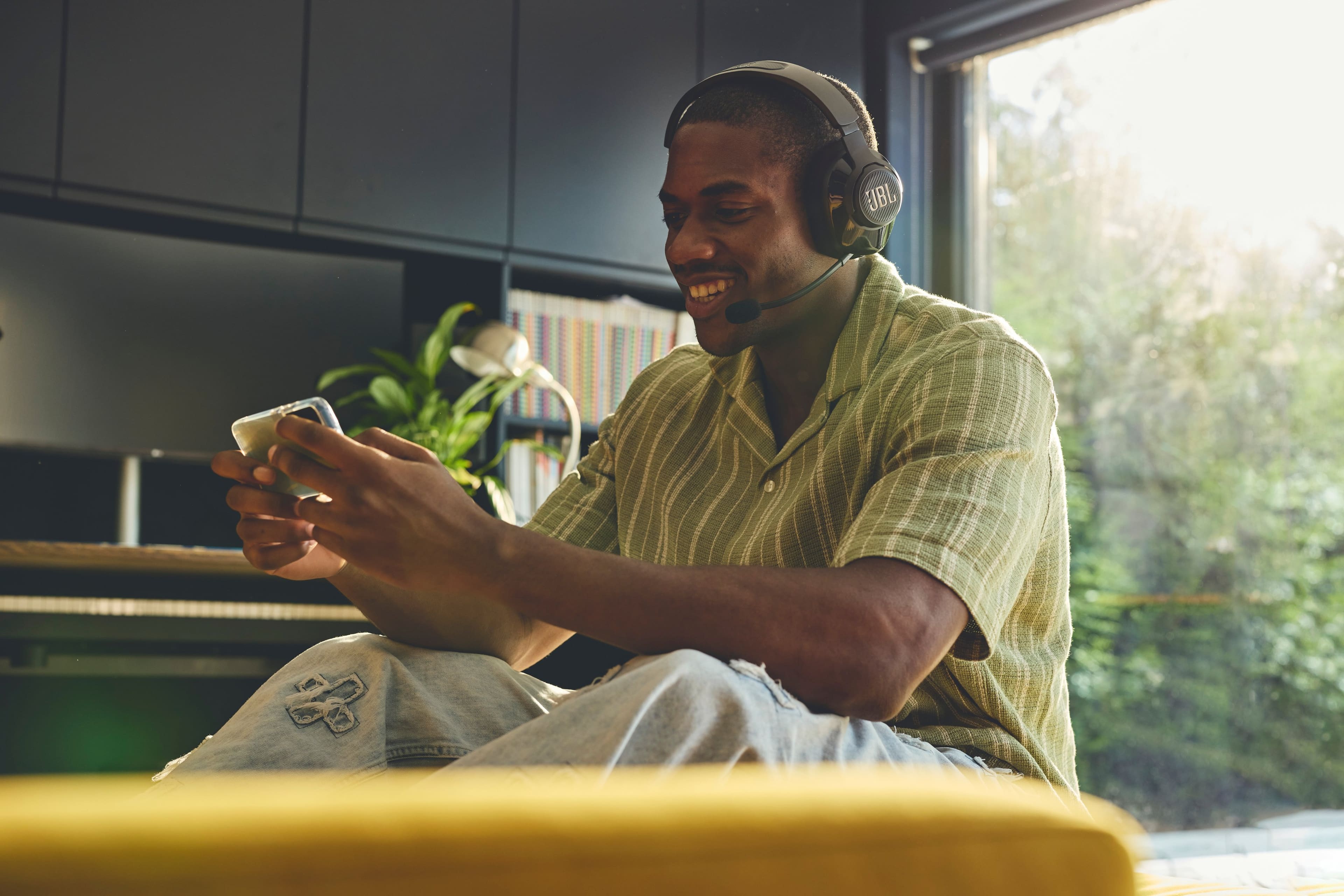 Alt View 6. JBL - Quantum 360X Wireless over-ear gaming headset with detachable boom mic - Black.