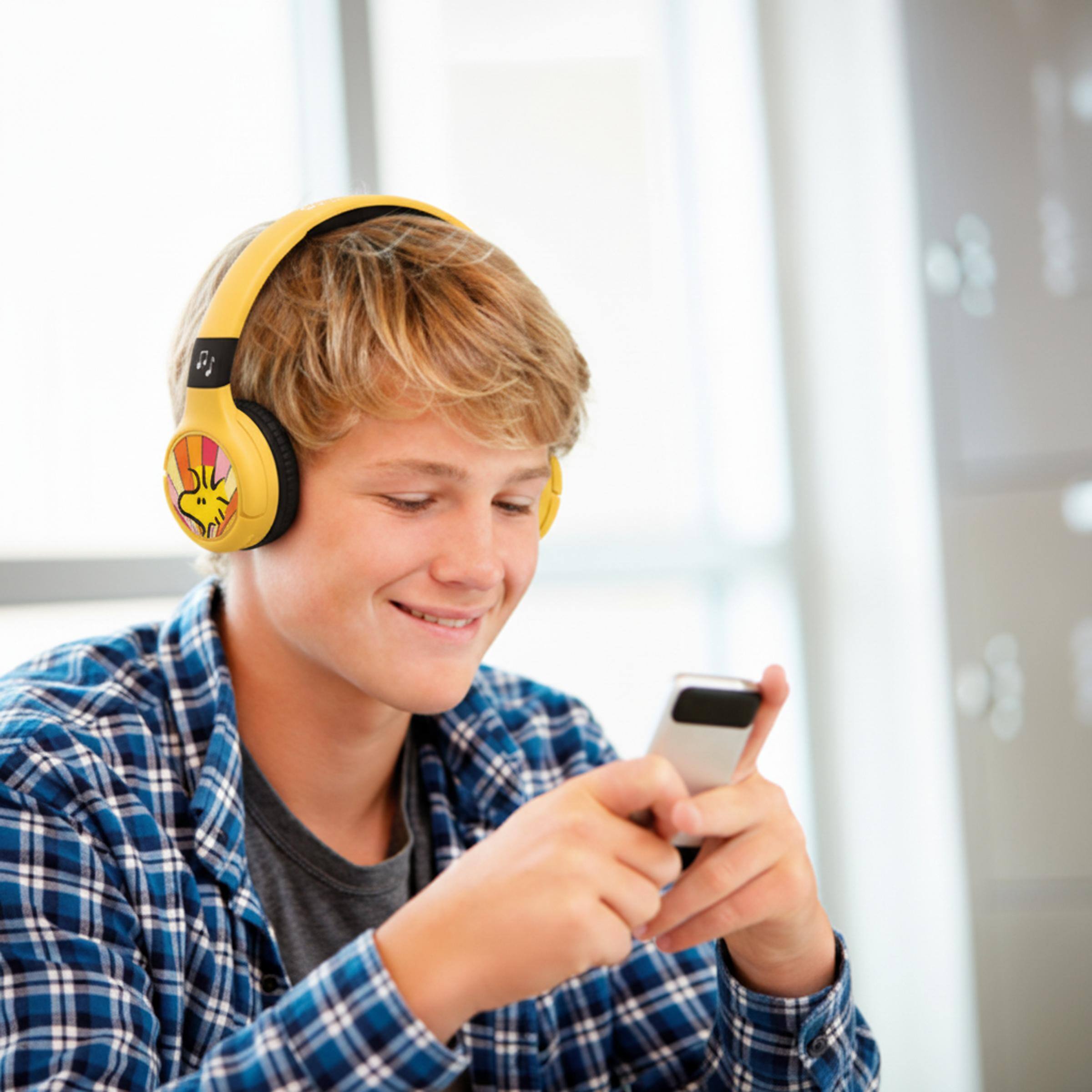 Alt View 4. Lexibook - 2 in 1 Bluetooth® and Wired comfort foldable Headphones with safe volume limitation and Snoopy Design.