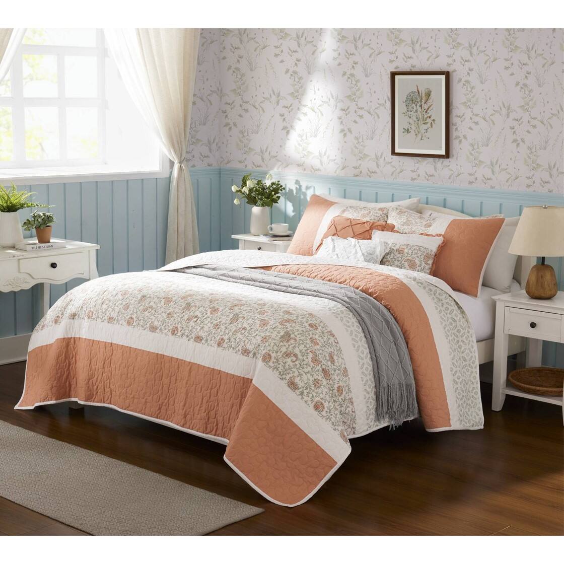 Alt View 1. Gracie Mills - Gracie Mills Singleton Reversible Paisley Lace 6-Piece Cotton Percale Quilt Set - Coral.