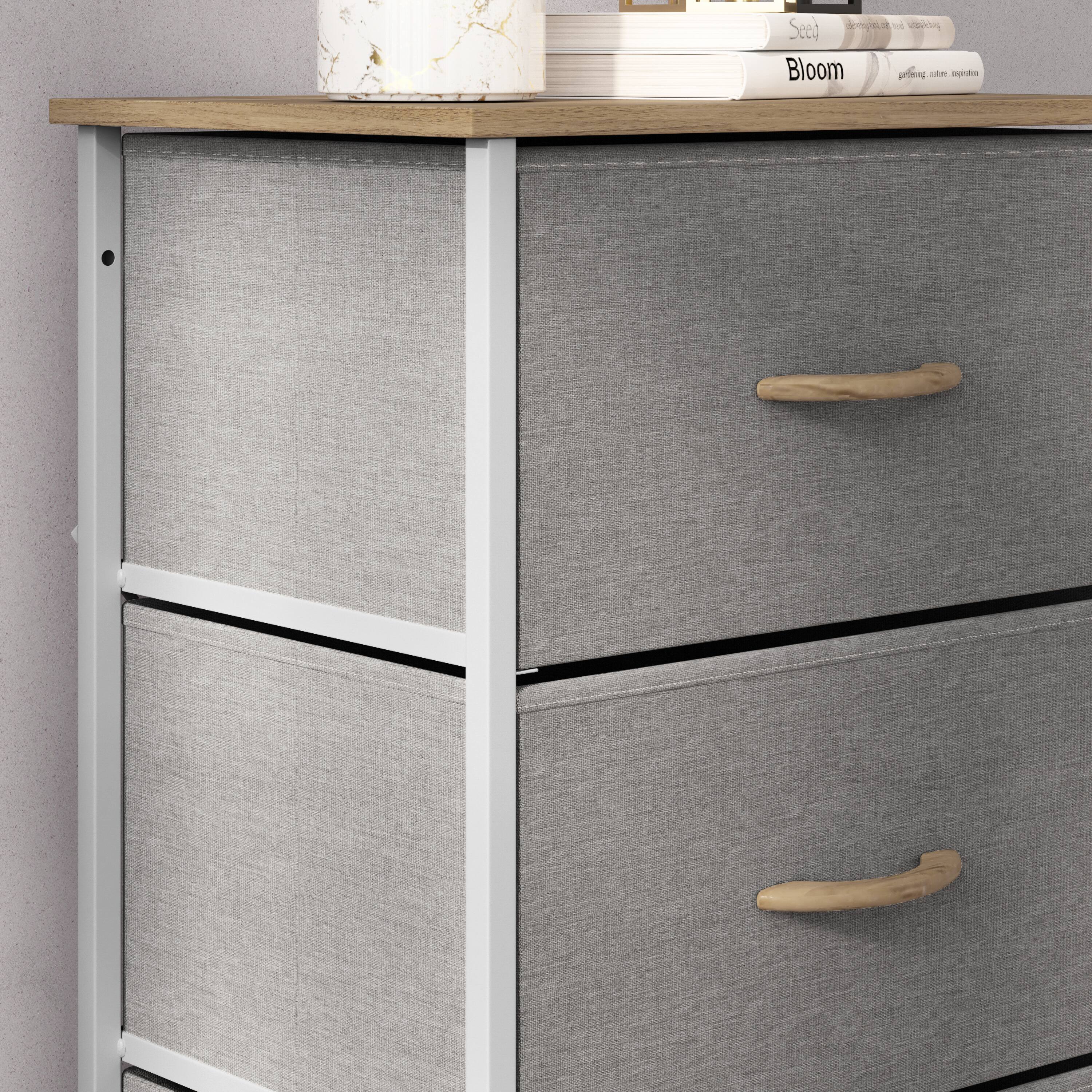 Seau nu v Bloom fouget satu apraton