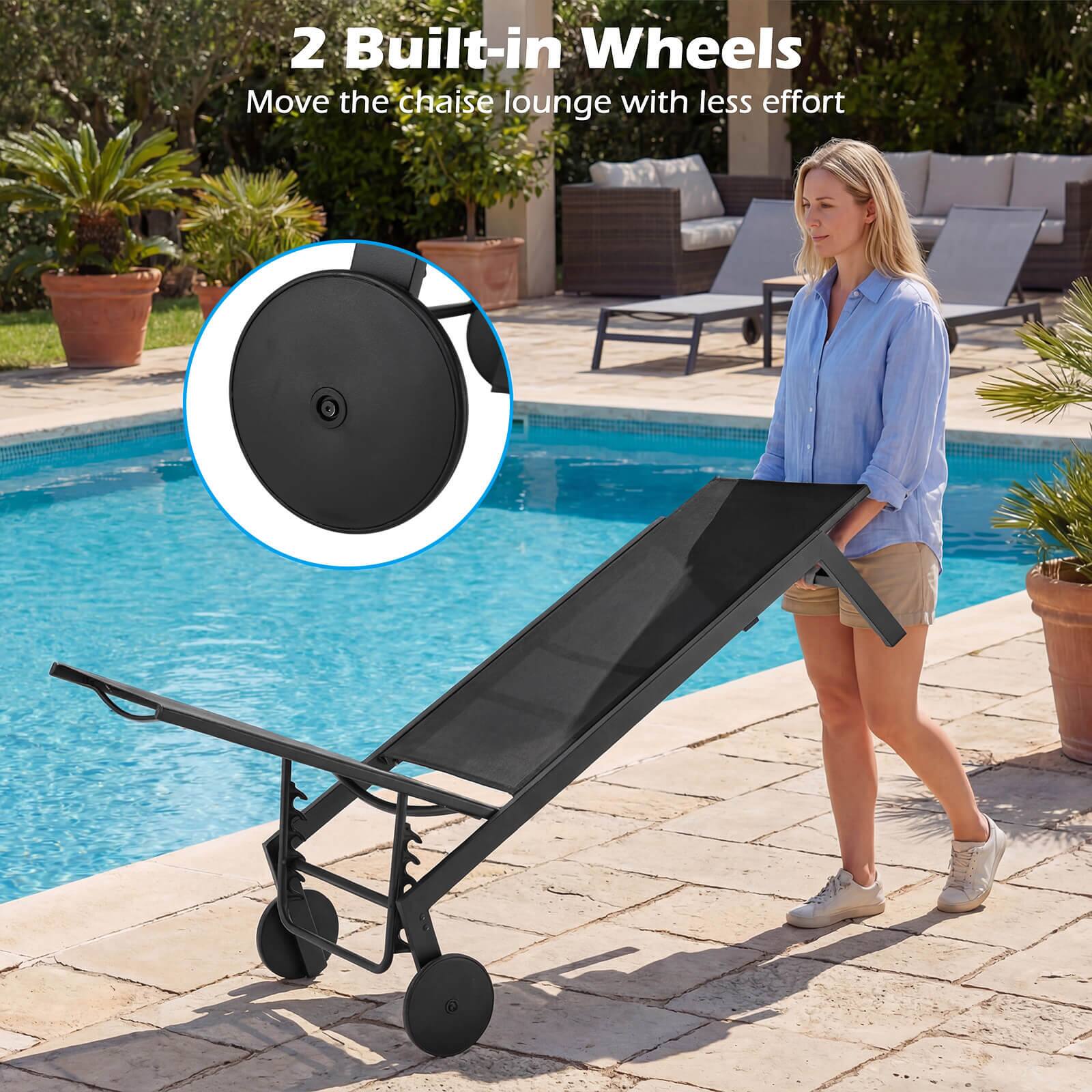 2 Built-in Wheels  
Move the chaise lounge with less effort