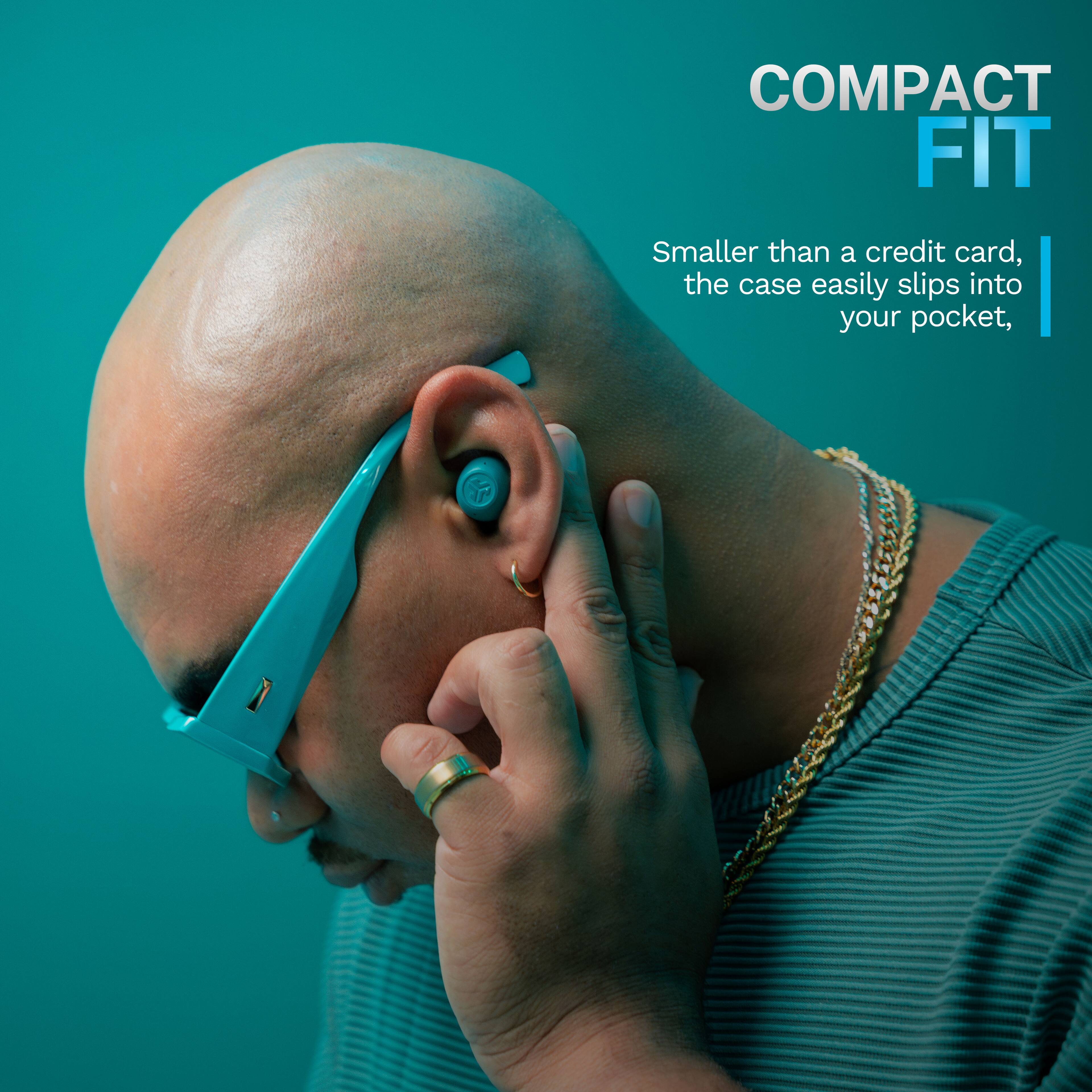 COMPACT FIT
Smaller than a credit card, the case easily slips into your pocket, S