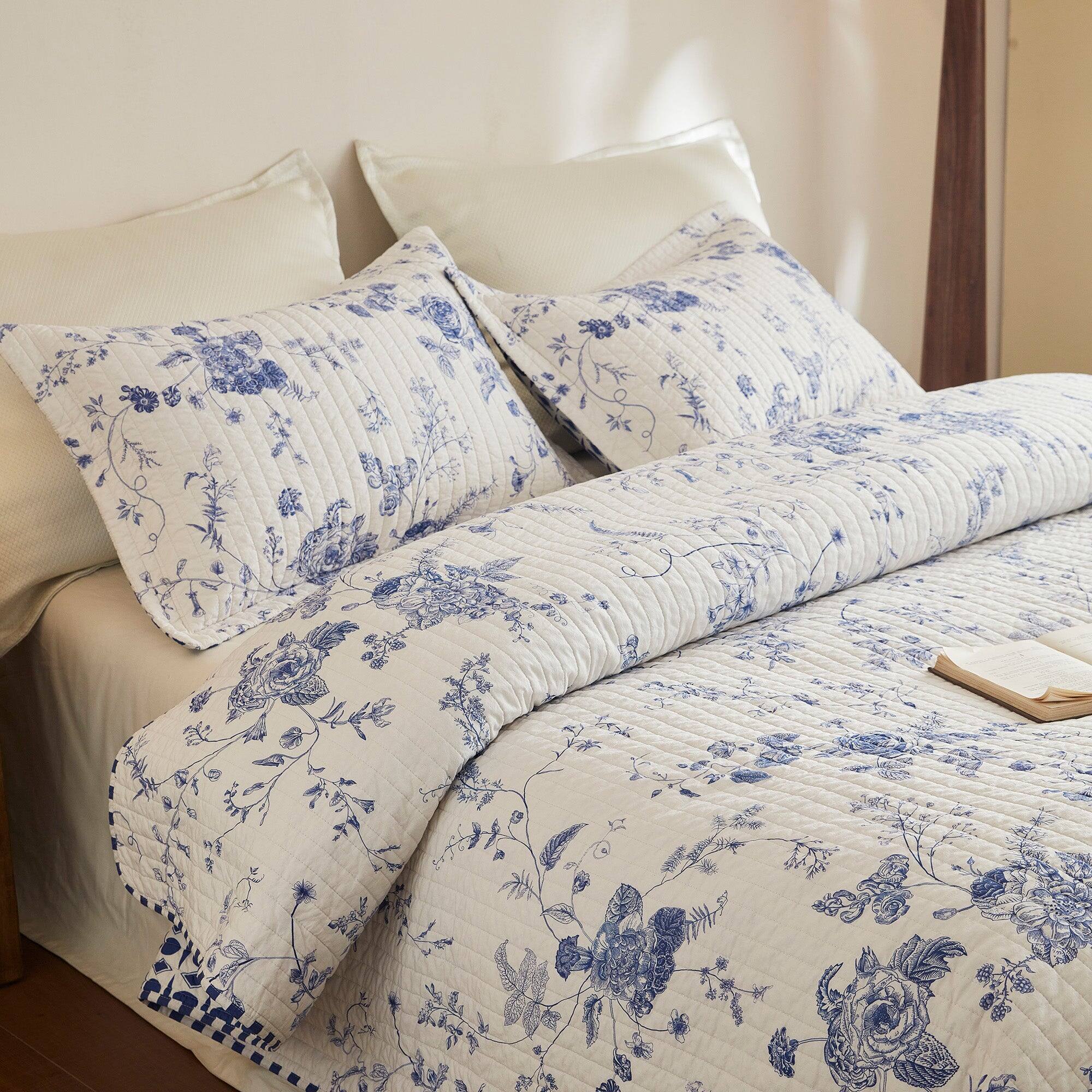 Angle. MarCielo - Marcielo 3 Piece 100% Cotton Blue & White Floral Quilt Bedspread Set - Blue.