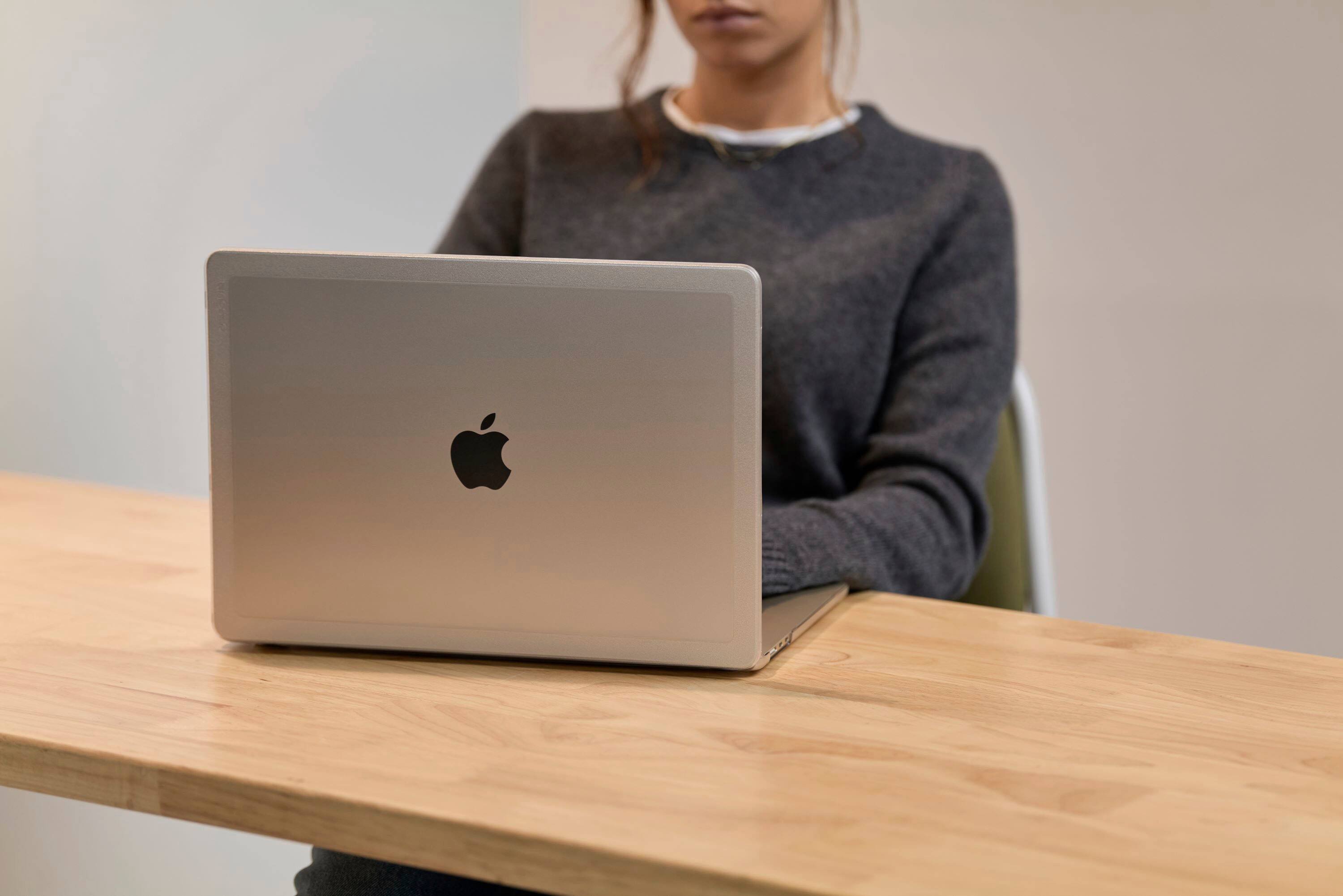 Alt View 16. Incase - Edge Hard Shell Case for MacBook Pro 16-inch M3 2023 and M4 2024 - Clear.