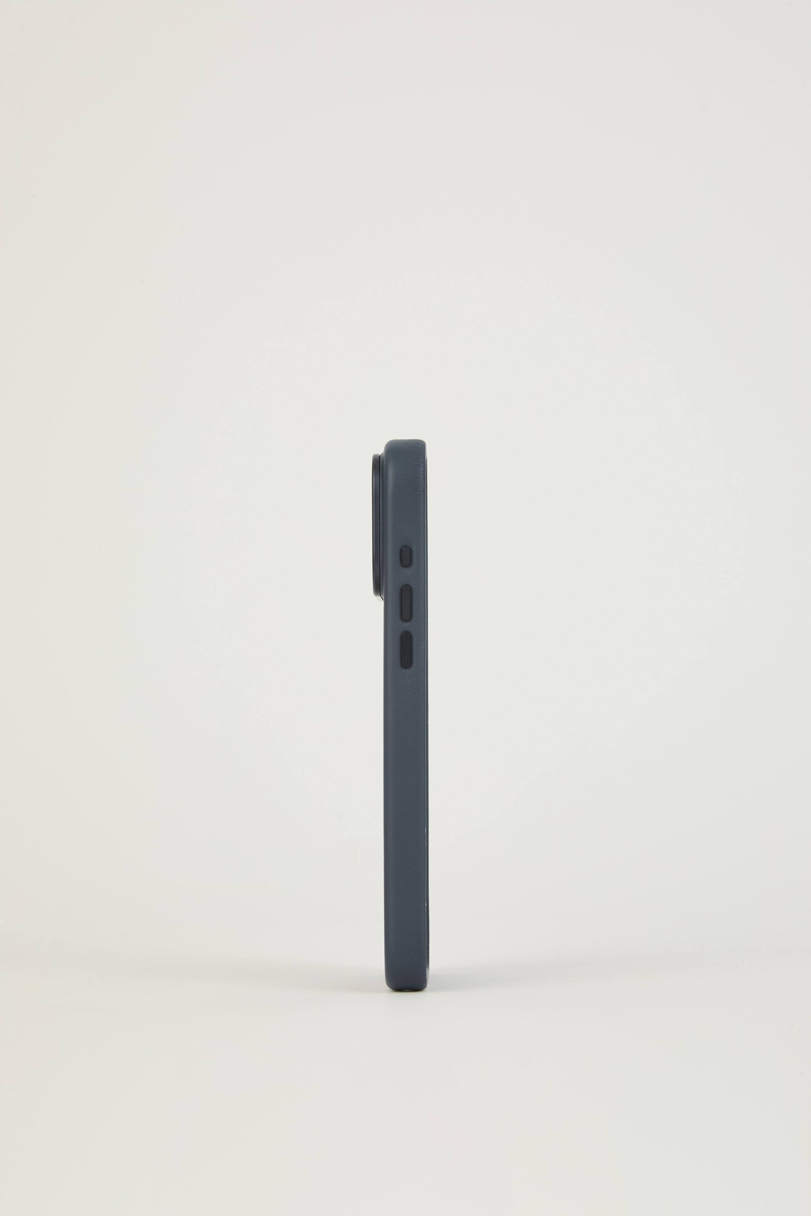Alt View 3. Troubadour - iPhone 18 Pro Max Leather Case - Basalt.