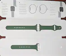 1. To attach band, slide in until you hear a click.
- Pour attacher le bracelet, fahet-le glisser jusqu'à entendre un clic.
- Schiebe das Armband zum Befestigen nach innen bis ein Klicken zu hören ist.
- Per attaccare il cinturino, fallo scorrere finché non senti un clic.
- Para colocar la correa, introdúcela hasta que se oiga un clic.
2. Adjust band to fit close to your wrist for optimal performance.
- Serrez le bracelet suffisamment près du poignet pour des performances optimales.
- Passez l'arbre à l'intérieur de la poignet pour une optimale leistung an das.
- Per prestazioni migliori, adatta il cinturino alla misura del polso.
- Ajusta bien la correa para un rendimiento óptimo.
3. To remove band, press button and slide out.
- Pour retirer le bracelet, appuyez sur le bouton et faites-le glisser.
- Drücke zum Entfernen die Entfernungstaste und s