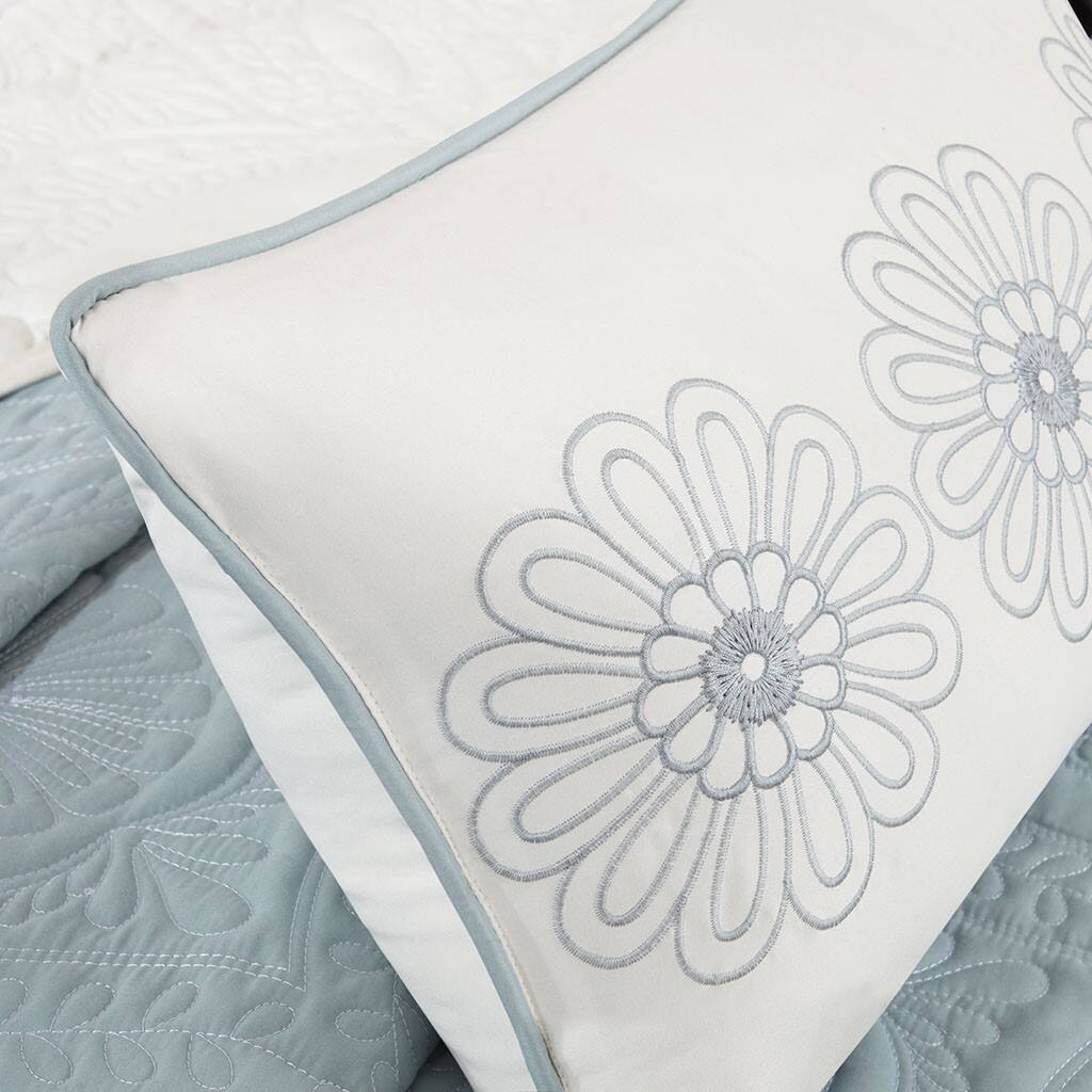 Alt View 1. Gracie Mills - Gracie Mills Haywood 5-Piece Reversible Bedspread Set - Blue.