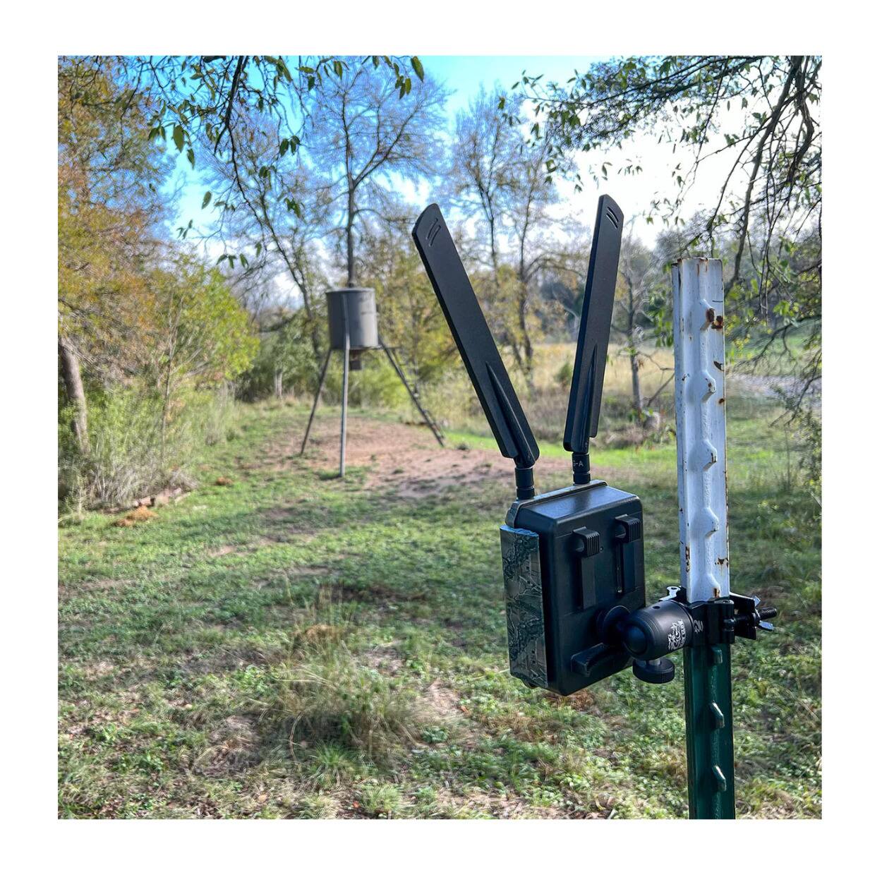 Left. Slow Glow - Slow Glow Maverick T-Post Trail Camera Mount 2-Pack with High-speed Card Reader.