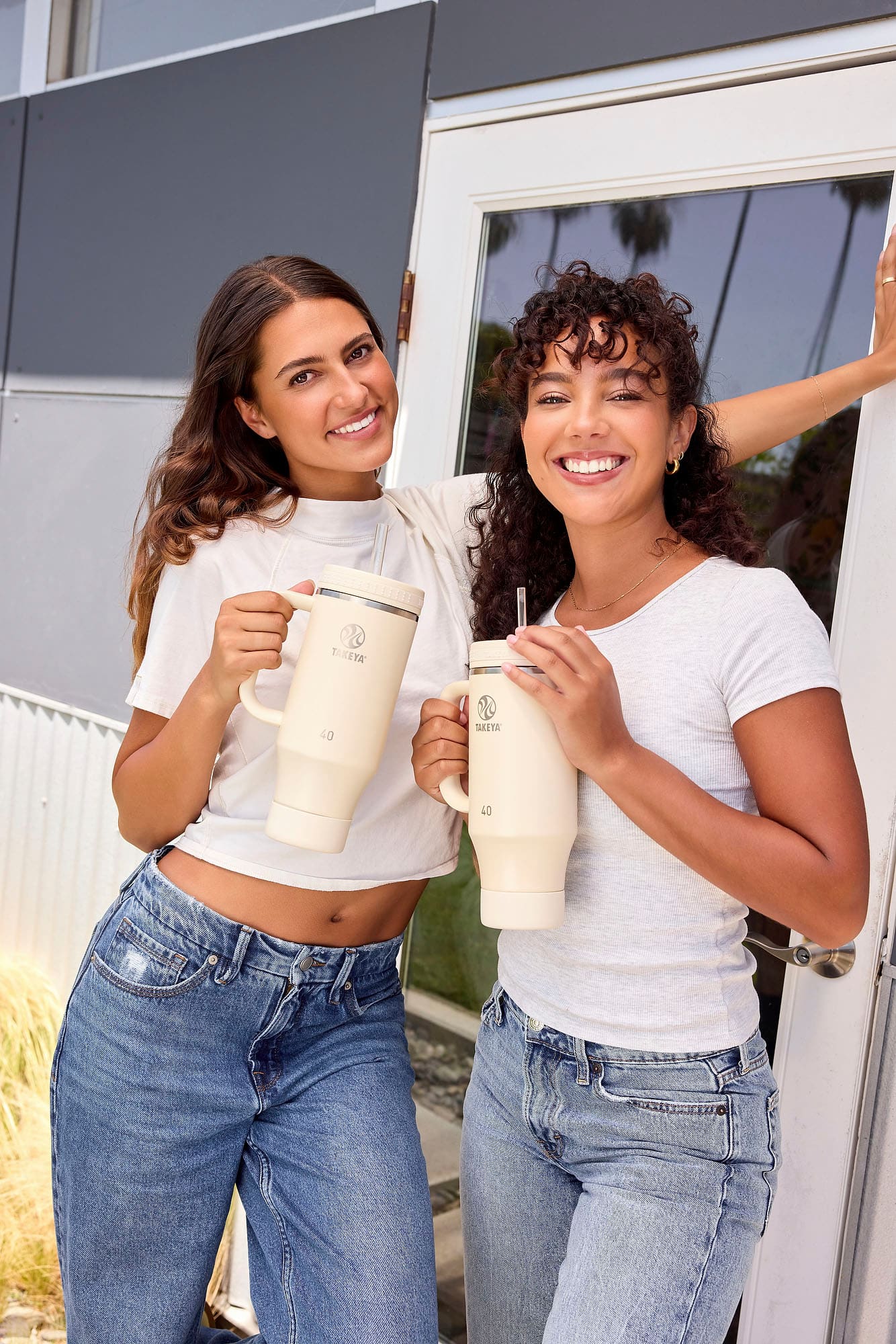 The text on the image reads "20 TAKEYA 40 1 TAKEYA 40." It seems to be a reference to the weight of the mugs or cups the two women are holding.