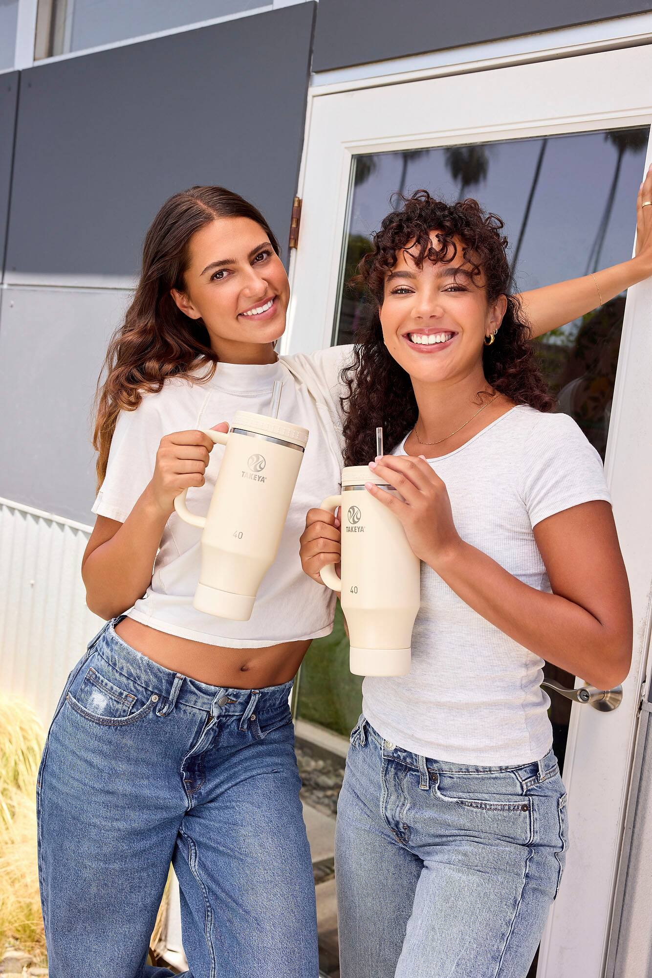 The text on the image reads "20 TAKEYA 40 1 TAKEYA 40." It seems to be a reference to the weight of the mugs or cups the two women are holding.