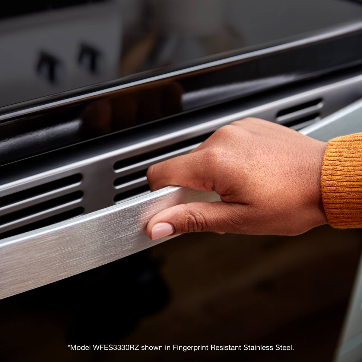 Model WFES3330RZ shown in Fingerprint Resistant Stainless Steel.  
*Model WFES3330RZ shown in Fingerprint Resistant Stainless Steel.