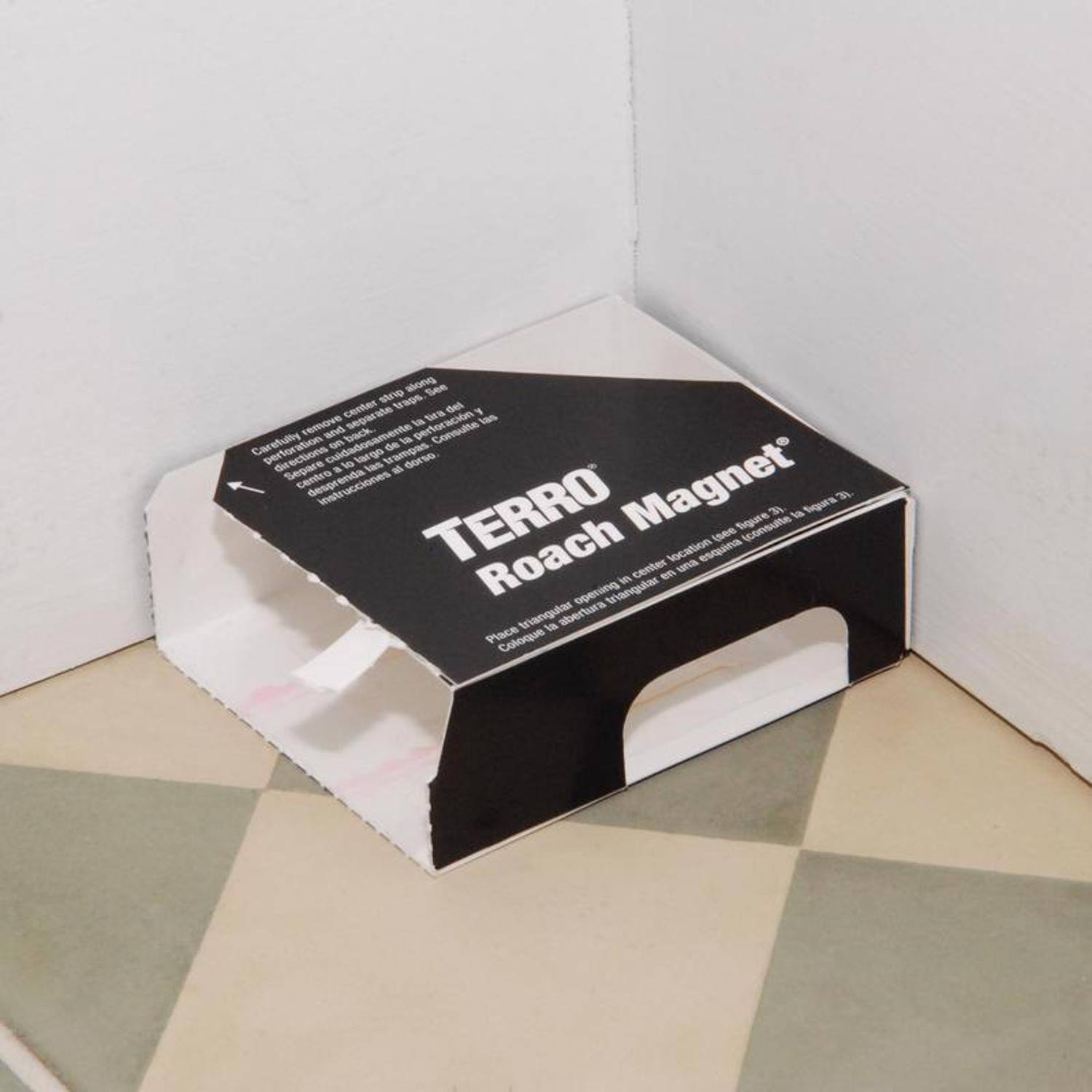 Sure, here is the corrected and grouped text from the image:

---

**TERRO Roach Magnet®**

**Instructions:**

1. Carefully remove the center strip.
2. Place the triangular trap in a corner or along a wall.
3. Consulte las instrucciones cuidadosamente antes de usar.
4. Separe & coloque en una esquina o a lo largo de una pared.

---

**Note:** The text appears to be instructions for setting up the Roach Magnet trap.