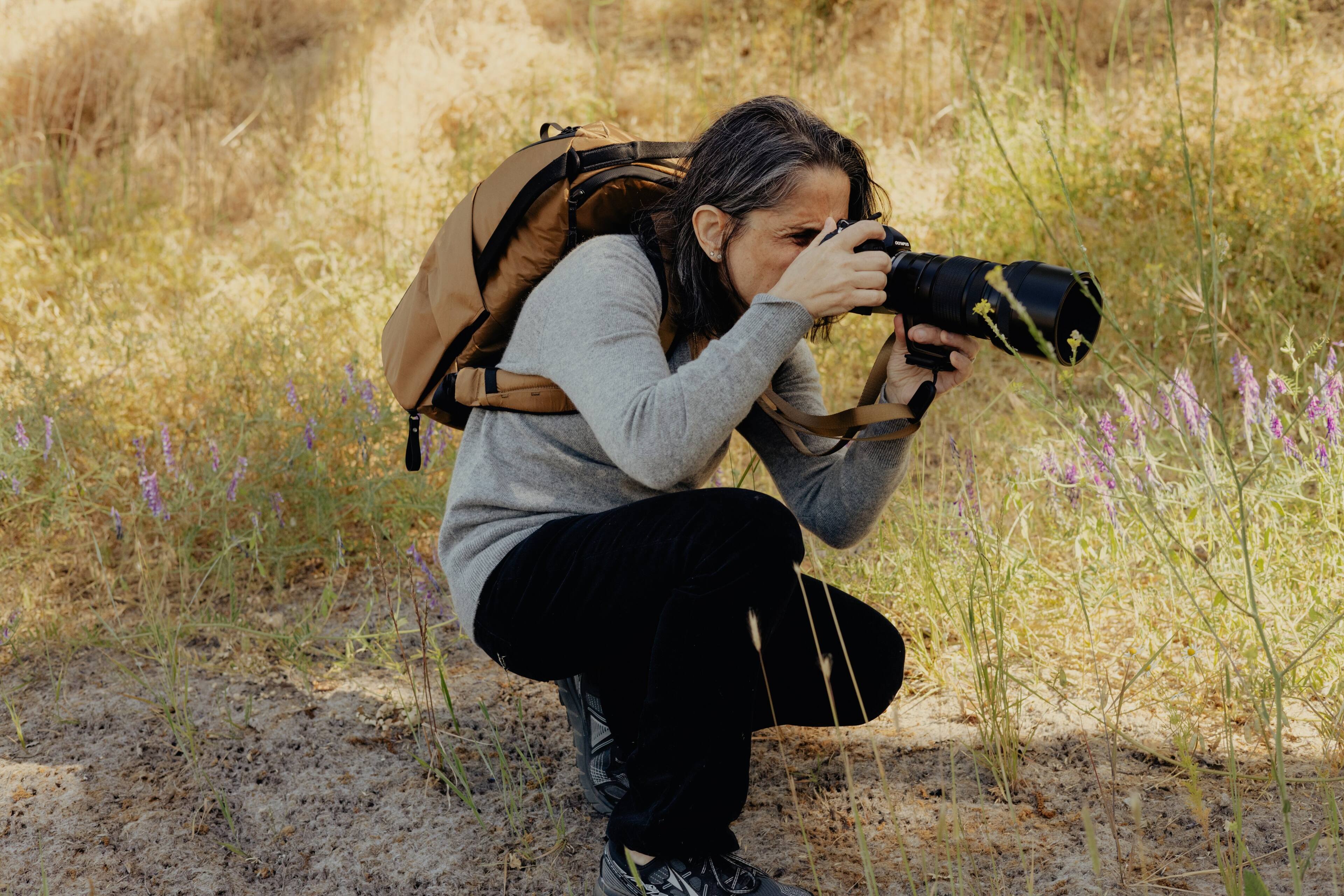 Alt View 20. Peak Design - Everyday Backpack V2 20L - Coyote.