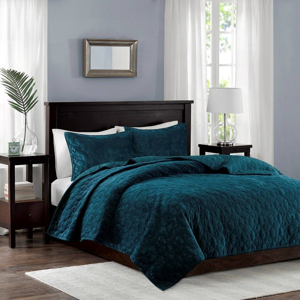 Alt View 1. Gracie Mills - Gracie Mills Gayle 3-Piece Casual Geometric Velvet Quilt Set - Teal.