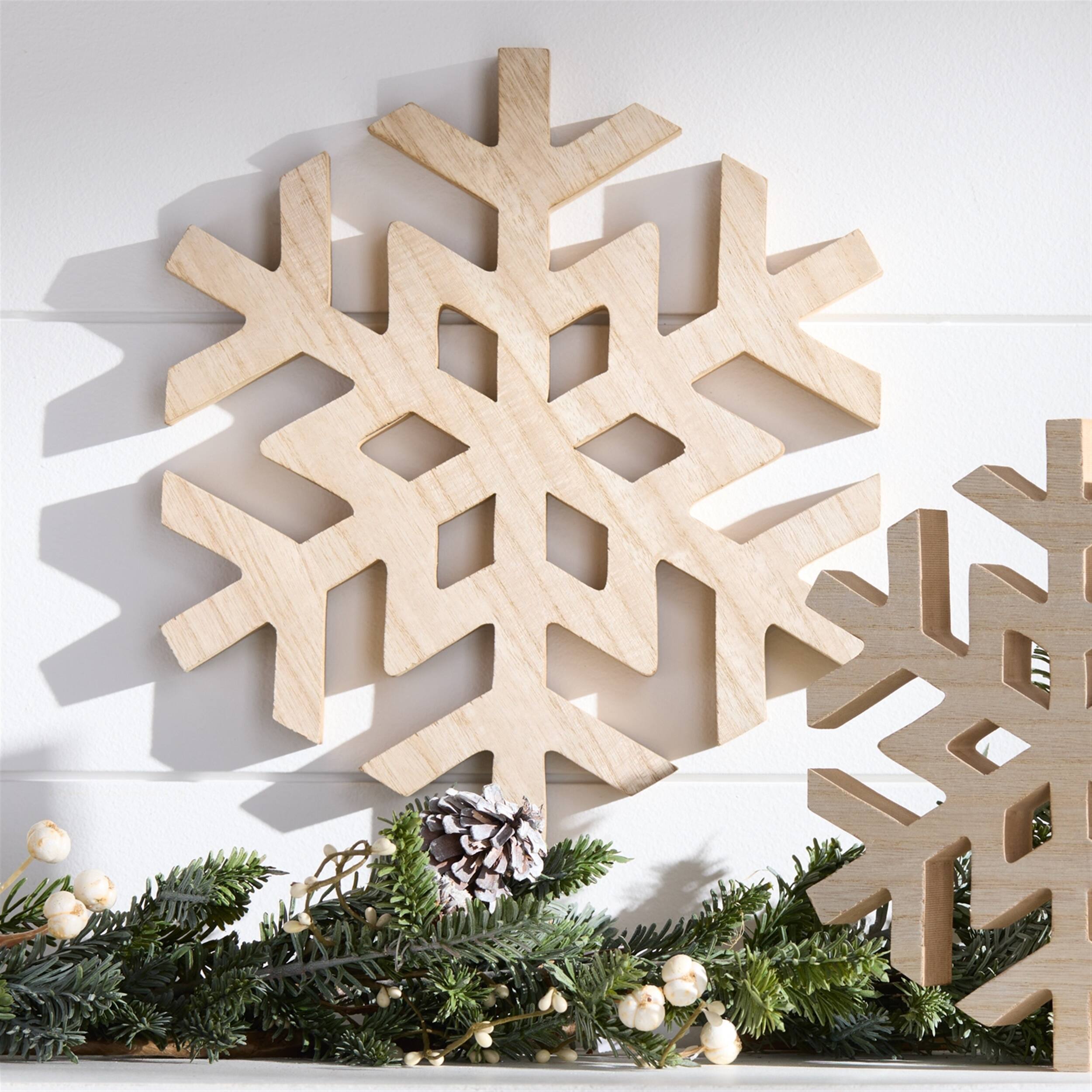 Angle. BreeBe - Natural Wood Snowflake (Set of 2) - Brown.
