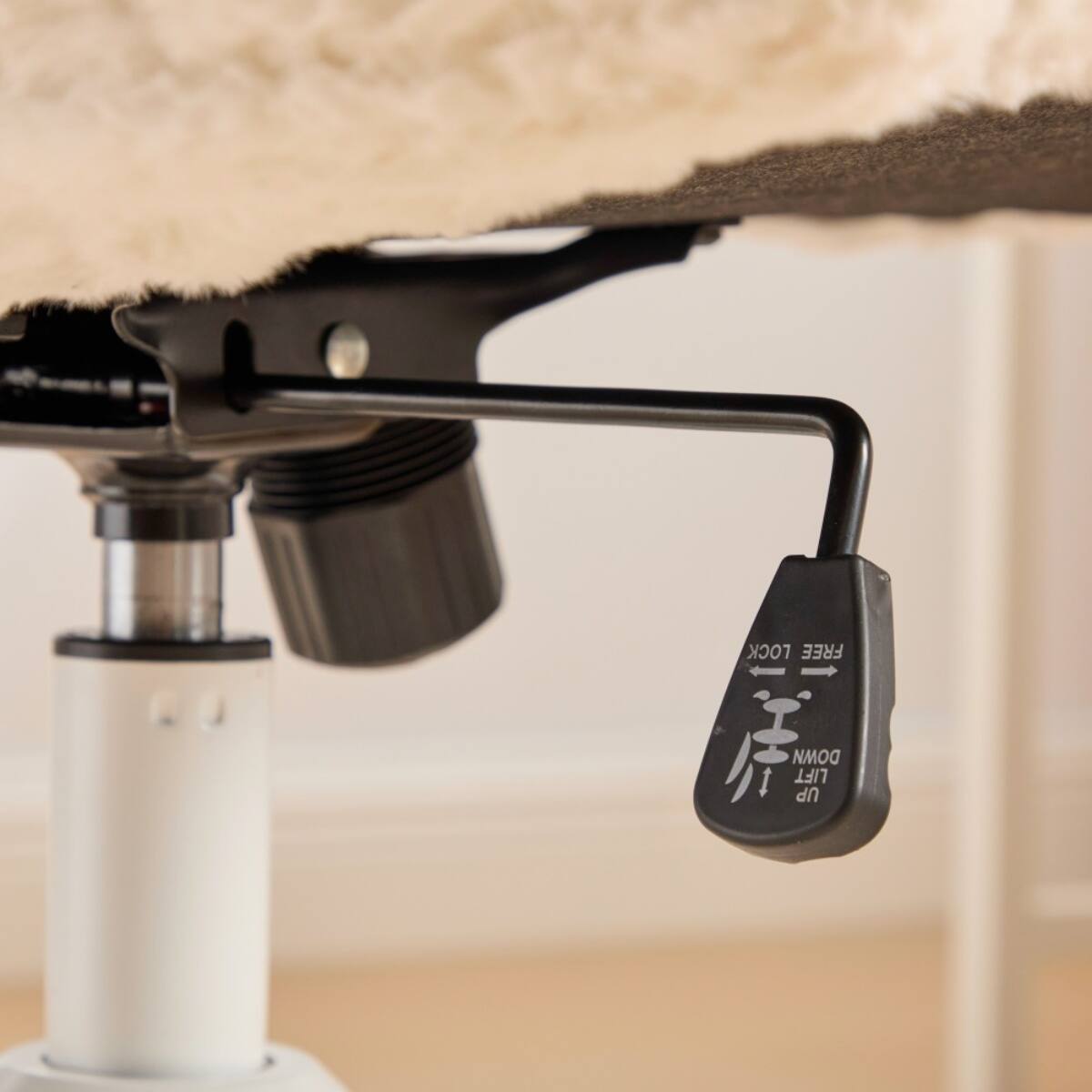 LOCK FREE  
DOWN  
LIFT UP