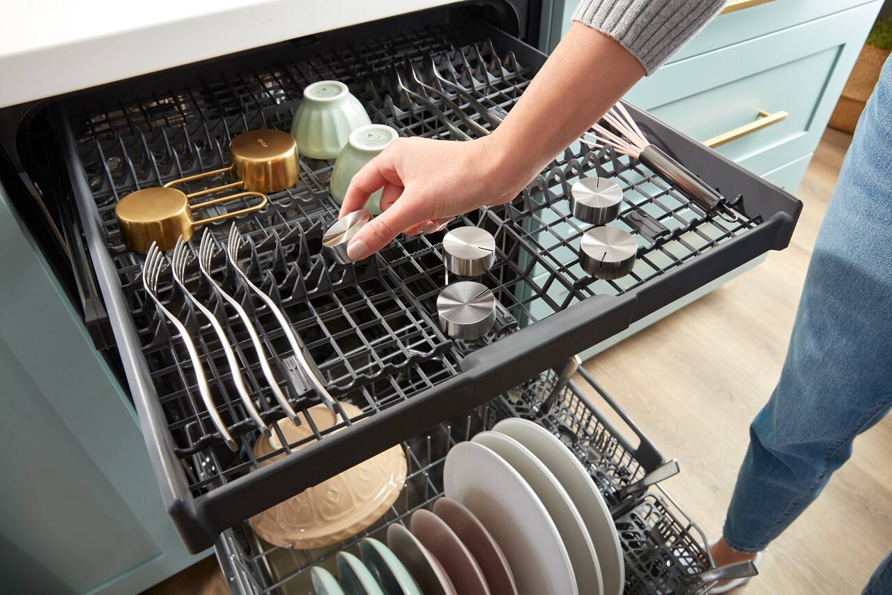 Alt View 21. Whirlpool - 36" Built-In Gas Cooktop with 3 Burners and 2-in-1 Hinged Grate to Griddle - Stainless Steel.