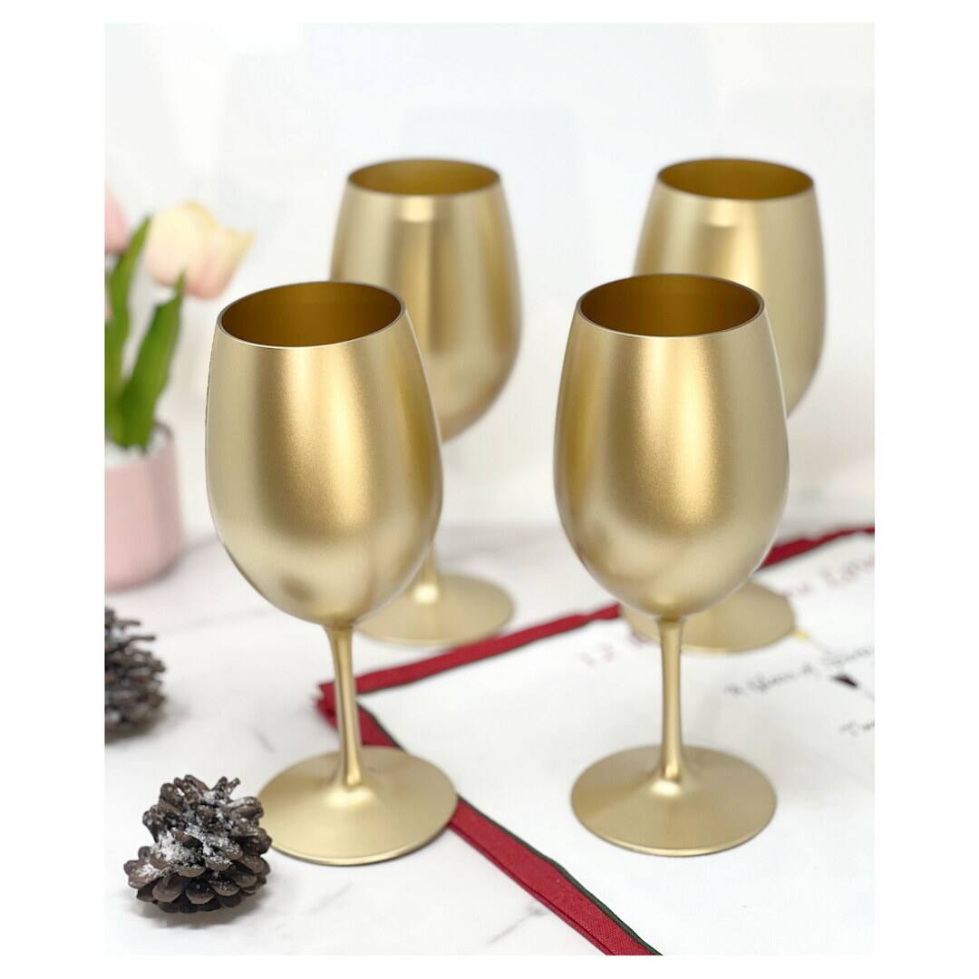 Angle. APRILSOUL - Metallic Gold Plastic Wine Glasses Set of 4 BPA Free Acrylic Unbreakable Red White Wine Glasses - Gold.