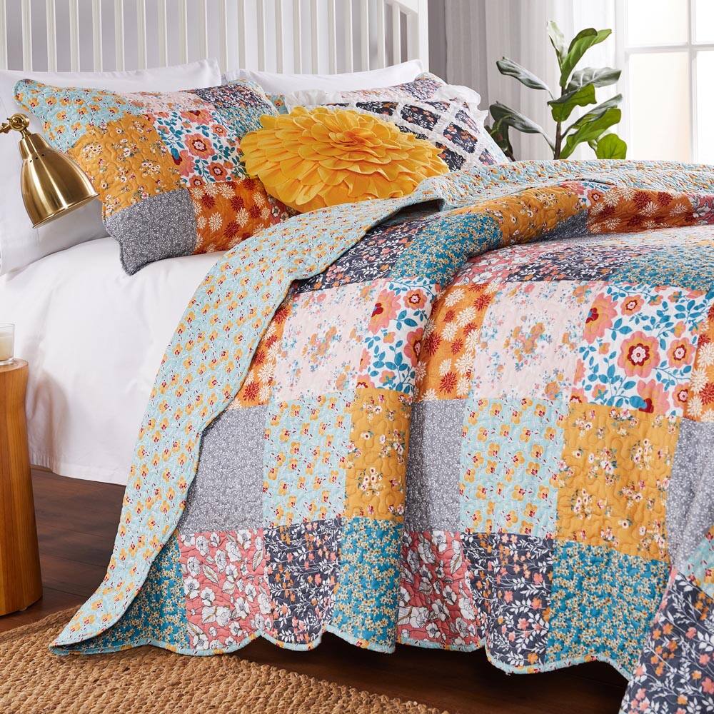 Angle. BreeBe - Carlie Calico Patches Quilt Set - 2-Piece Twin/XL - Calico Patches.