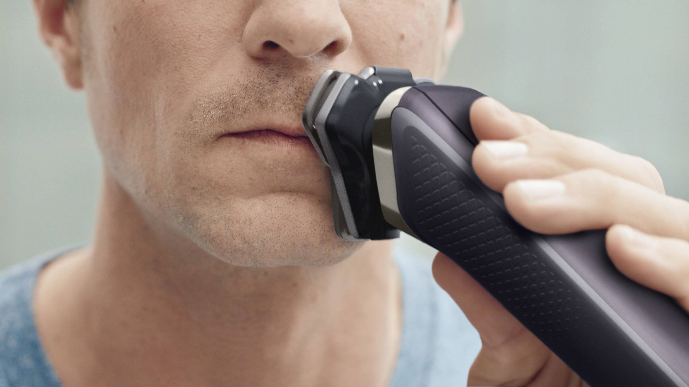 Left. Philips Norelco - Philips Norelco Shaver 9600 S9507/87 - Black.