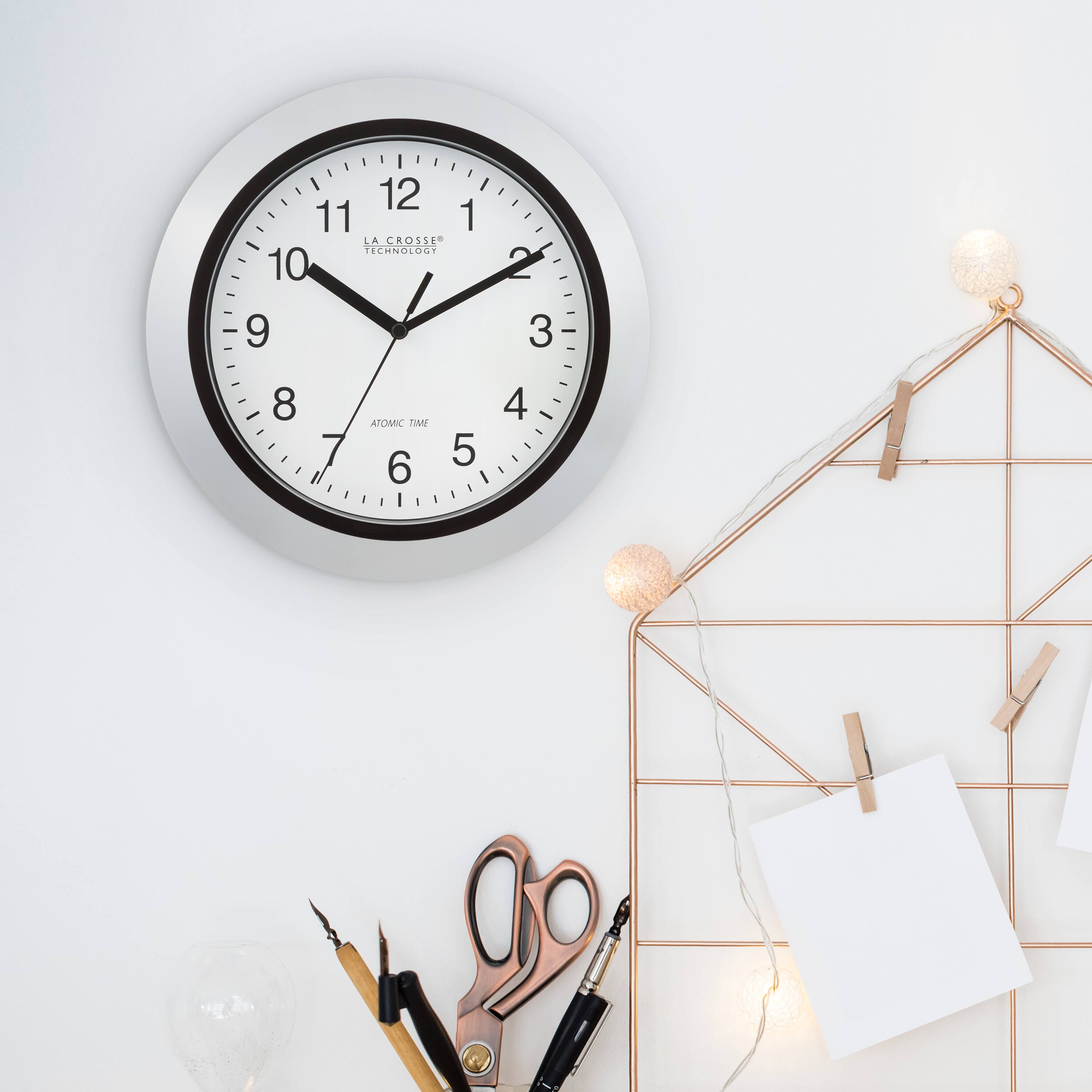 12 11 1 LA CROSSE TECHNOLOGY 10 9 2 3 8 7 ATOMIC TIME 6 5 4