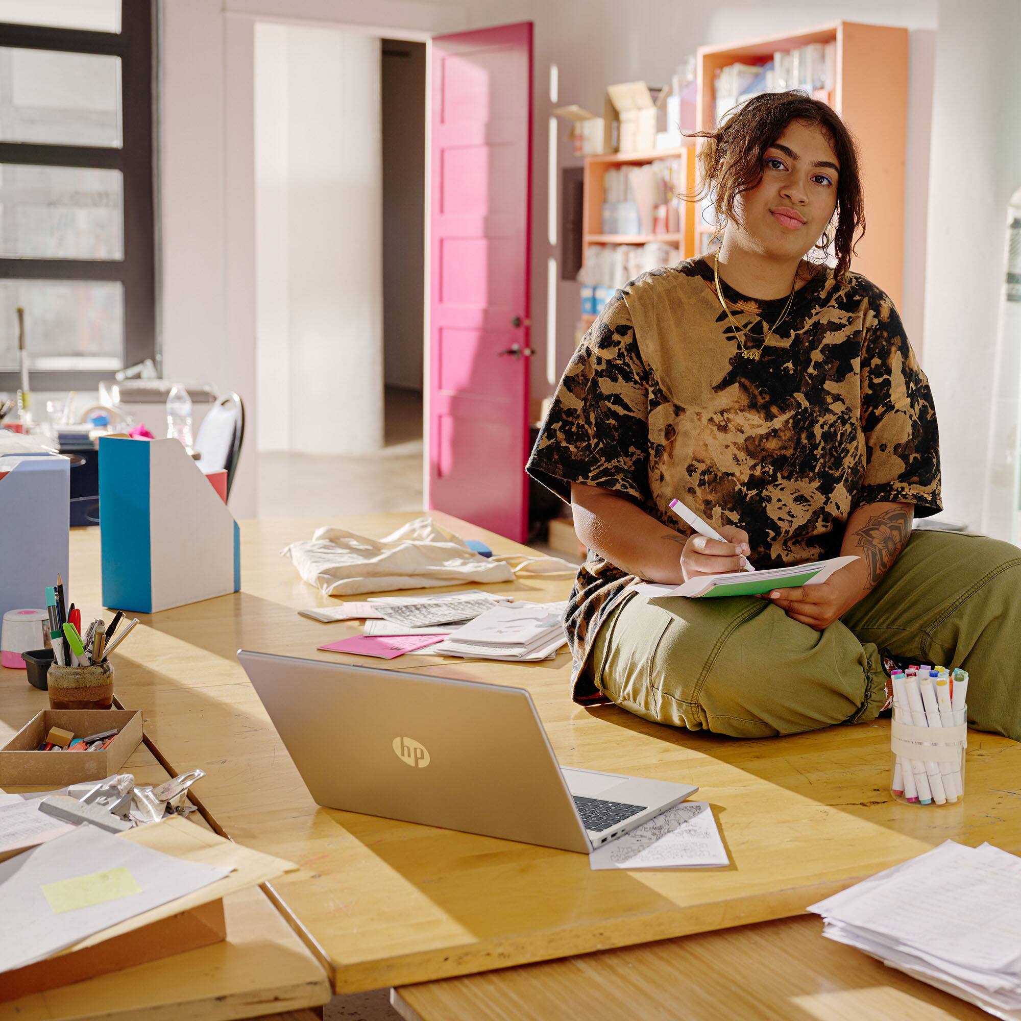 Vista alternativa 7. HP - Computadora portátil de 15,6" - Intel Core i3 - Memoria de 8 GB - UFS de 128 GB - Plata natural.