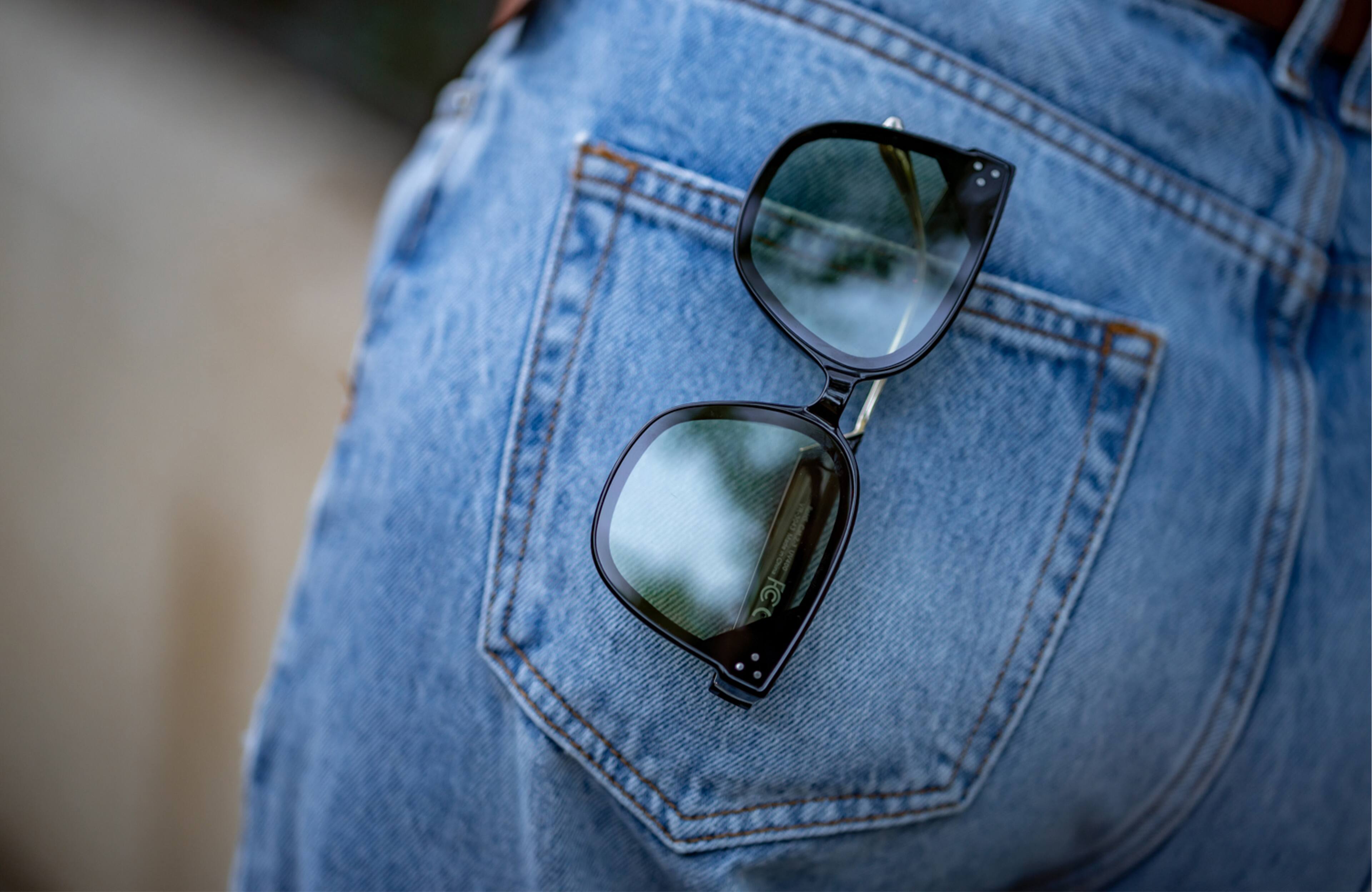 Alt View 2. Chamelo - Lifestyle Veil Slider HVL - Glossy black frame | Smoke lenses.