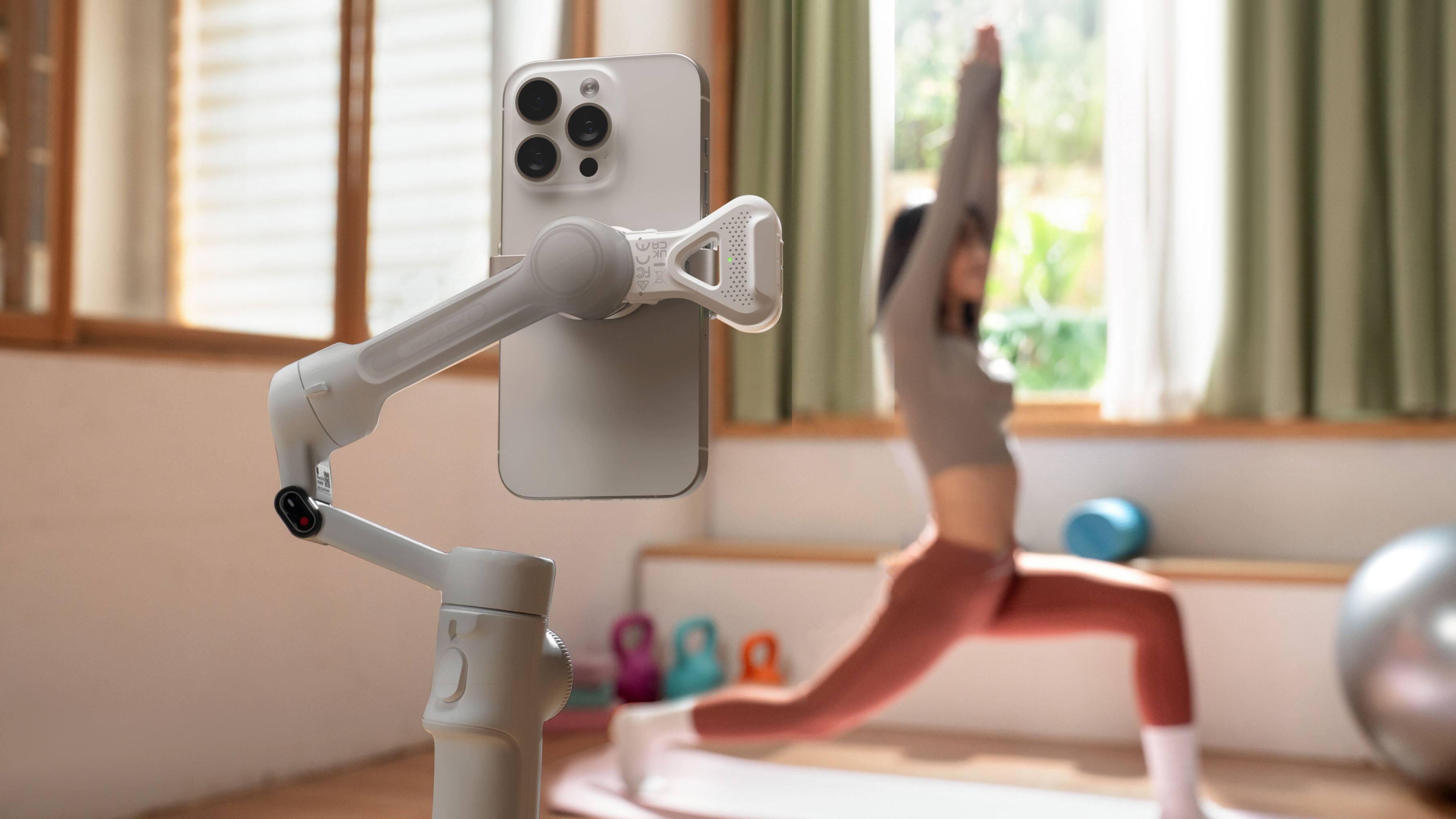 Alt View 7. Insta360 - Flow 2 AI Tracker Bundle Gimbal Stabilizer for Smartphones - Stone Gray.