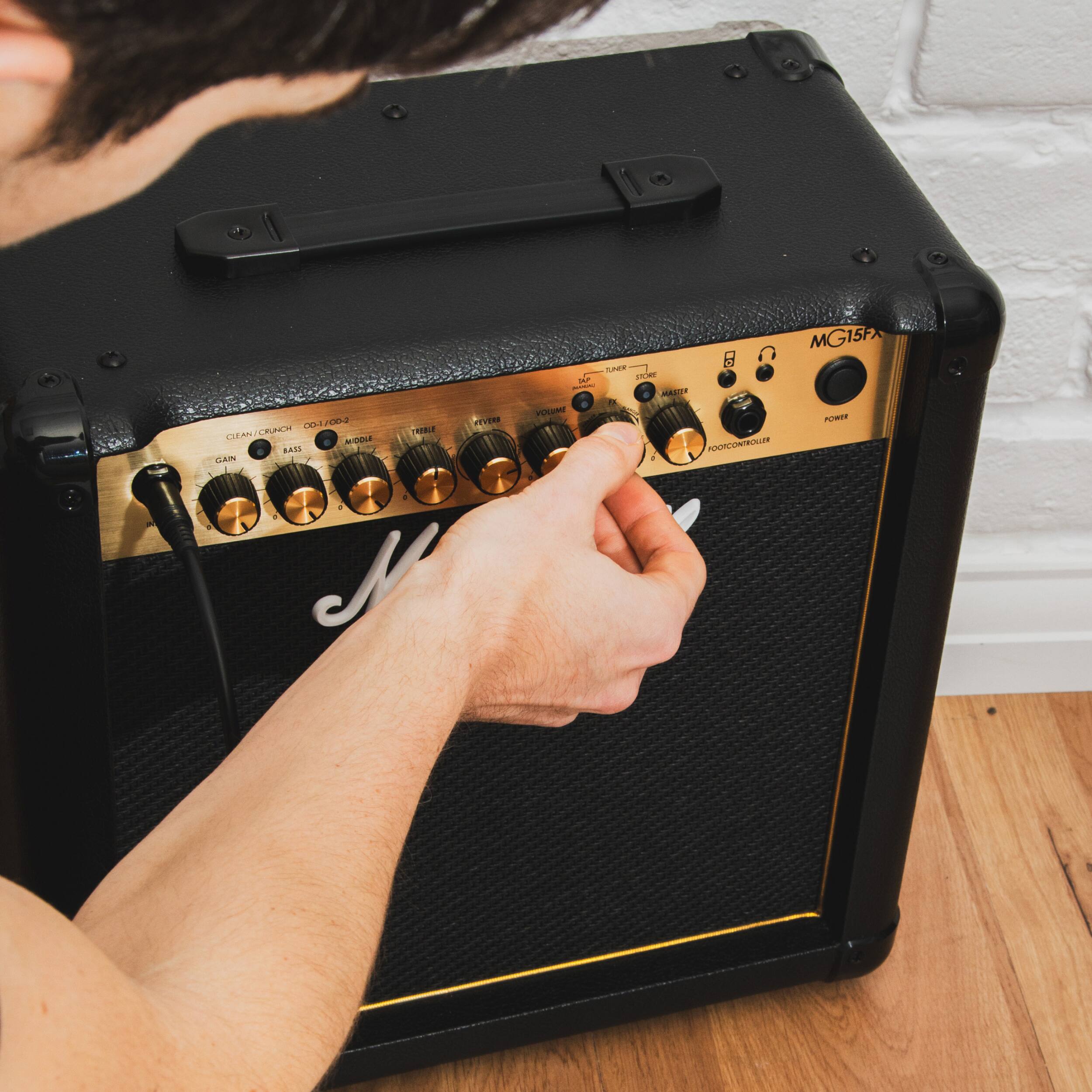 Sure, here is the corrected and grouped text from the image:

- MG15FX
- CLEAN/CRAUCH
- GAIN
- BASS
- MIDDLE
- TREBLE
- REVERB
- VOLUME
- POWER
- FOOTCONTROLLER
- 4 4