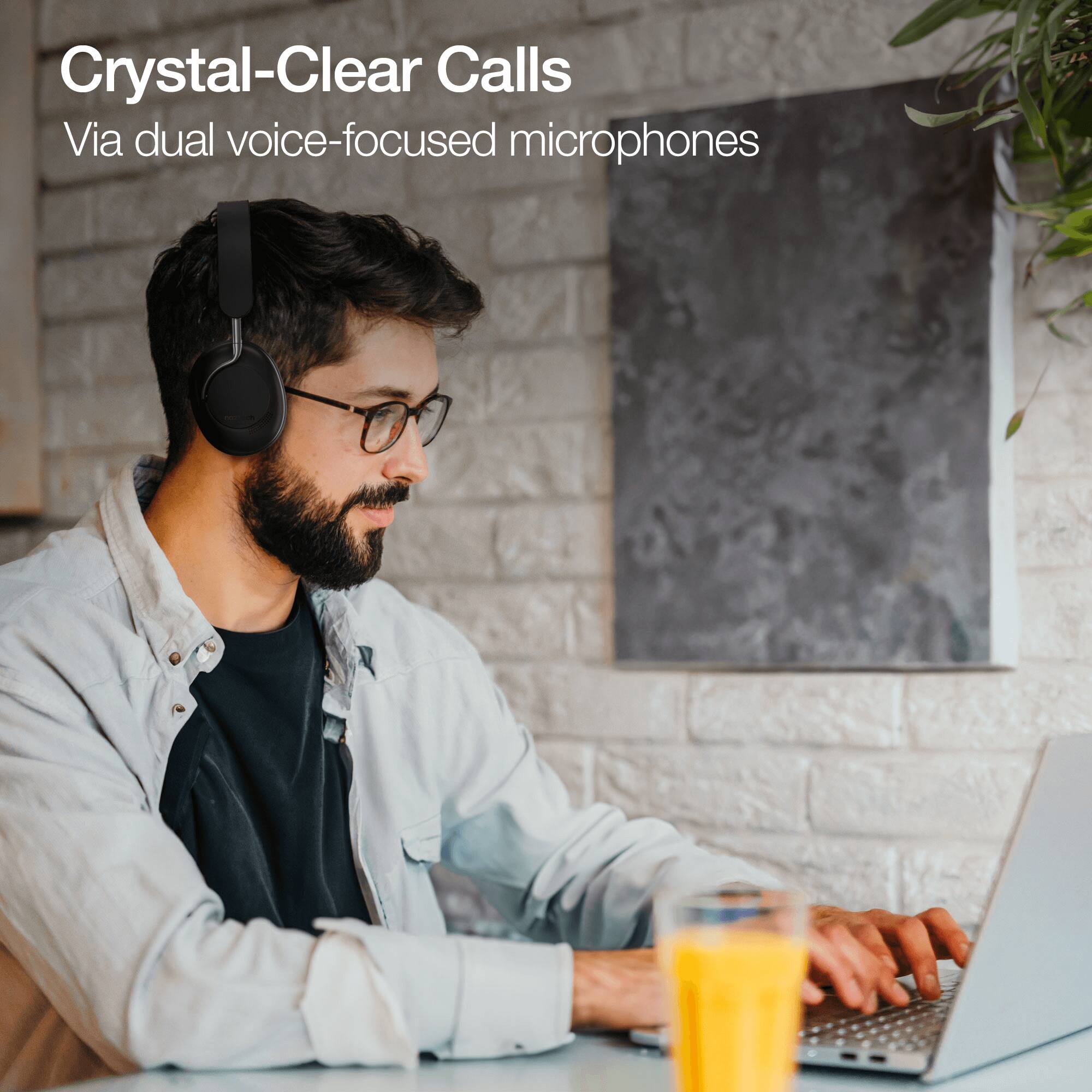 Crystal-Clear Calls  
Via dual voice-focused microphones