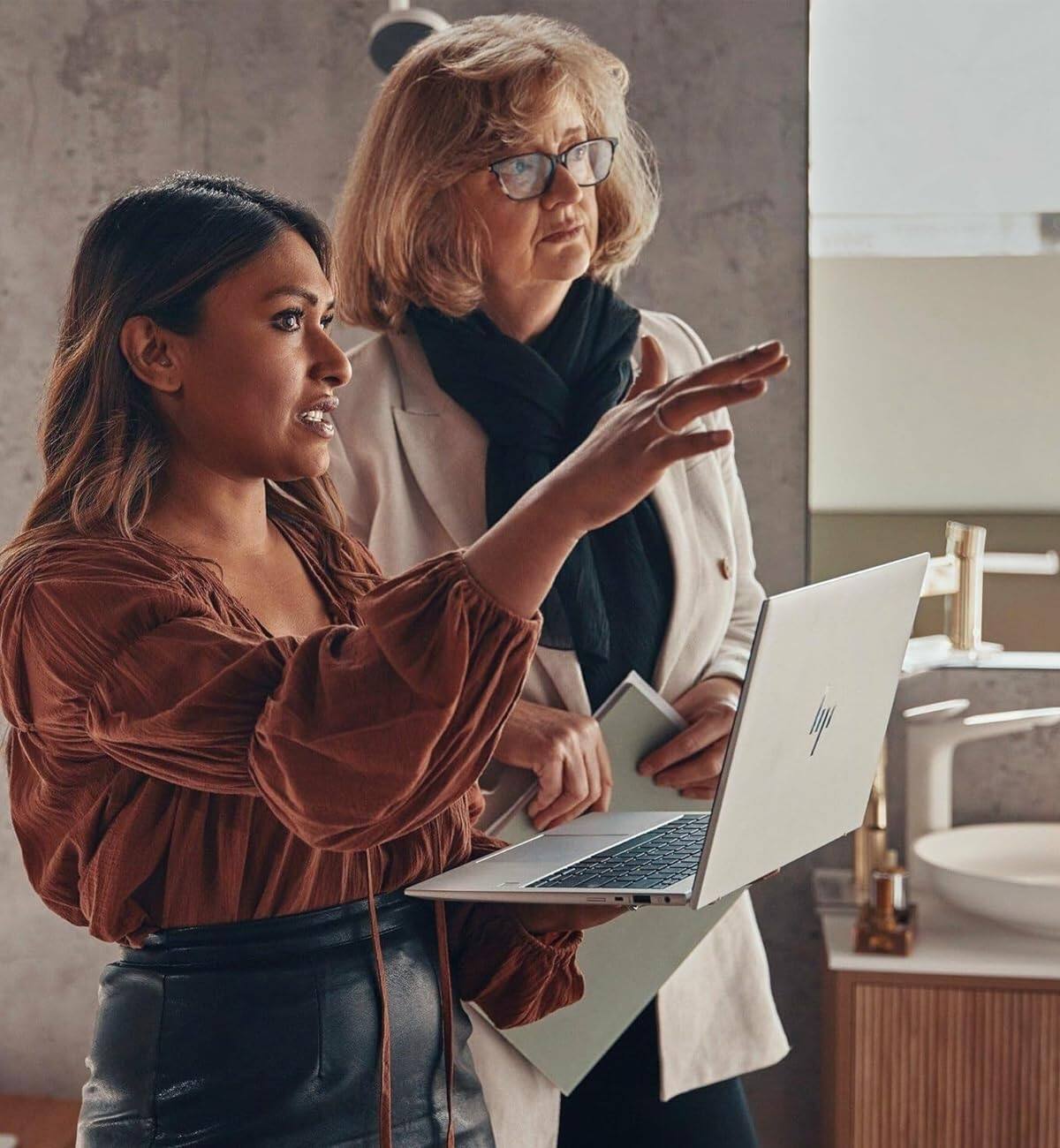 Alt View 8. HP - ProBook 450 G10 15.6" FHD Laptop - Intel Core i5 with 32GB Memory - 1TB SSD - Windows 11 Pro - Silver.