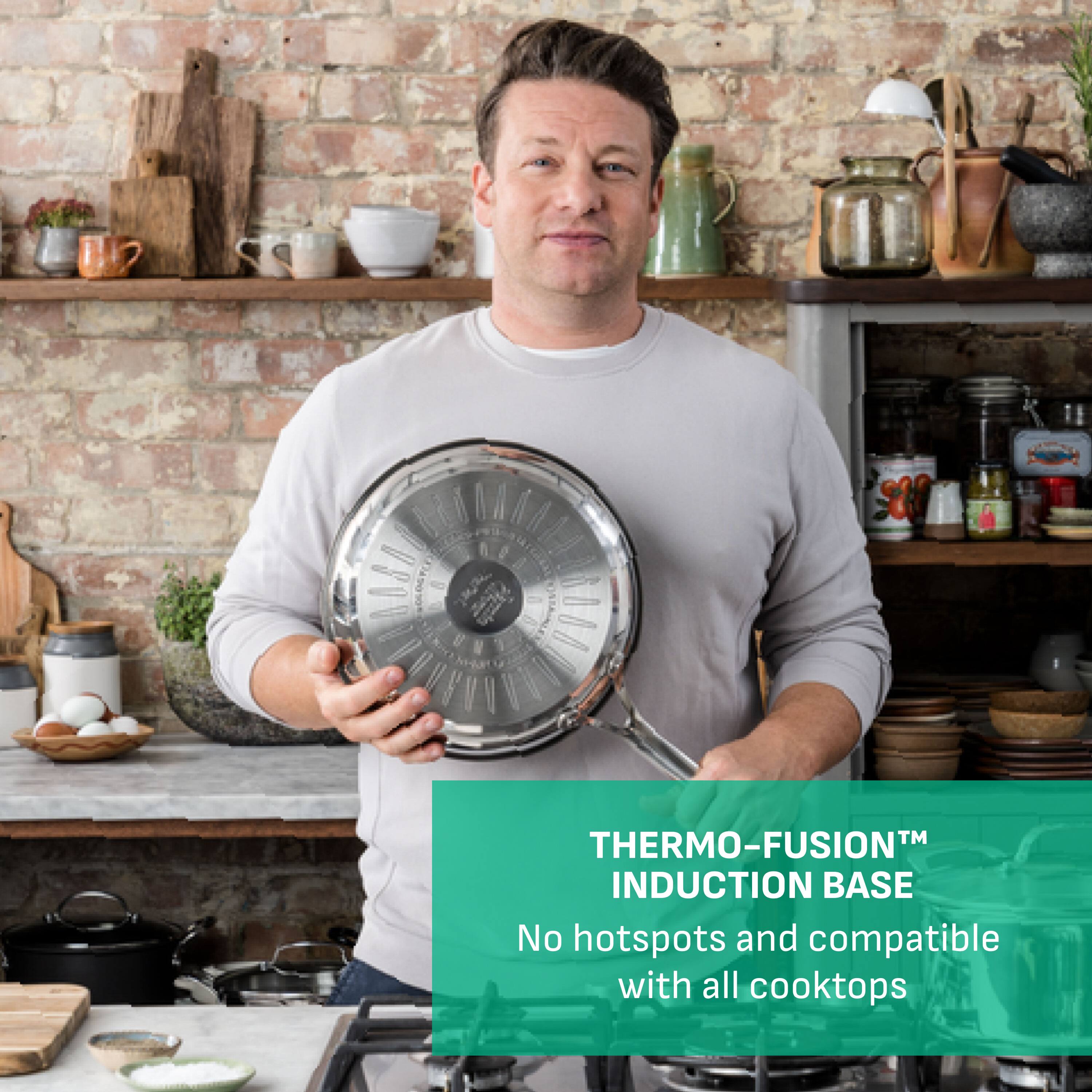 THERMO-FUSION™ INDUCTION BASE  
No hotspots and compatible with all cooktops
