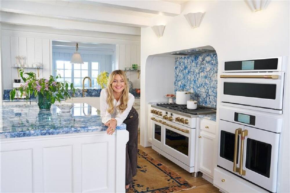 Alt View 28. Café - 8.25 Cu. Ft. Freestanding Double Oven Dual Fuel True Convection Range with 6 Burners, Customizable - Matte White.