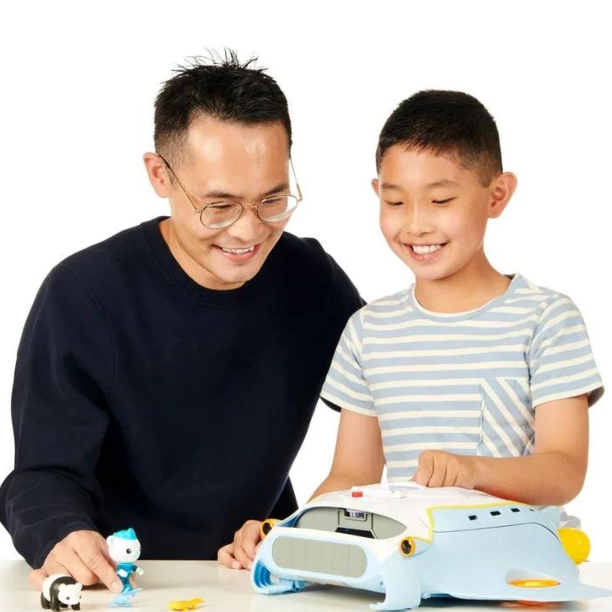 Alt View 5. Moose Toys - Octonauts Above & Beyond Octoray Lights & Sounds Transforming 13 Inch Playset - Blue.