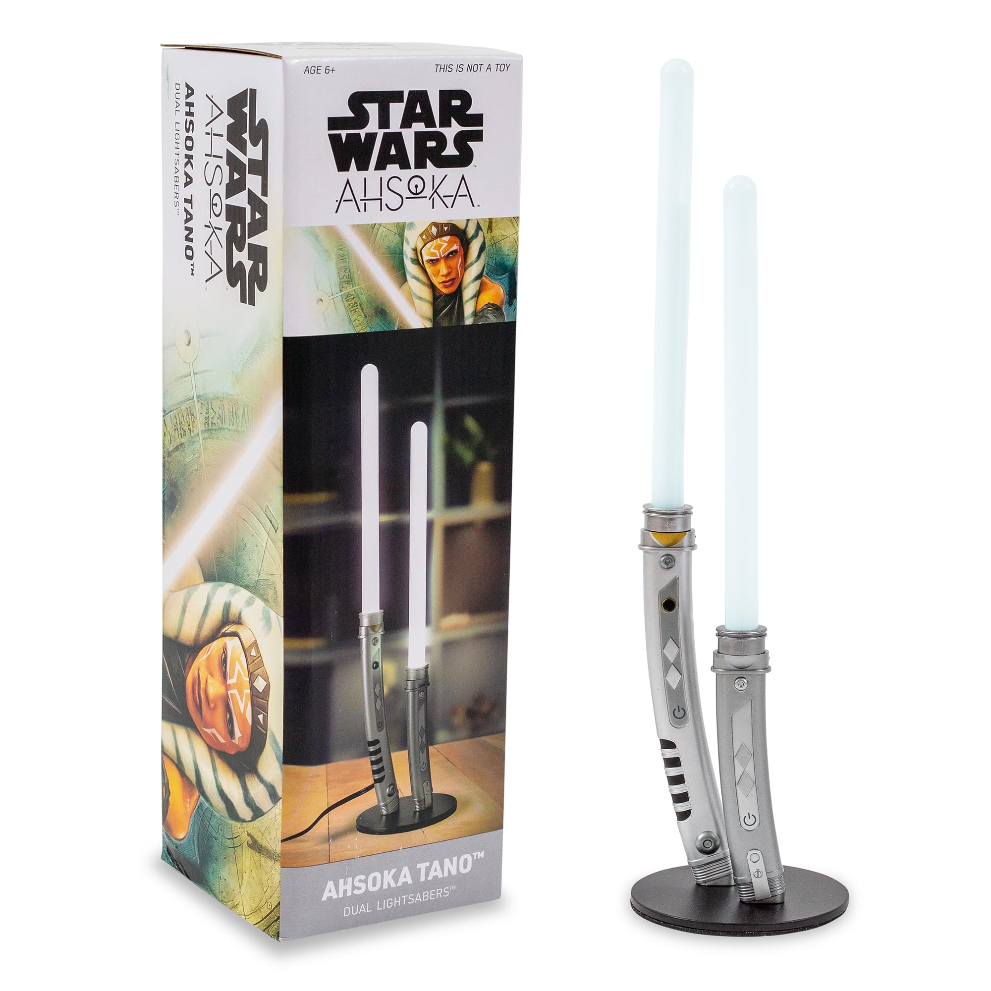 AGE 6+  
THIS IS NOT A TOY  
STAR WARS  
AHSOKA  
AHSOKA TANO™  
DUAL LIGHTSABERS™