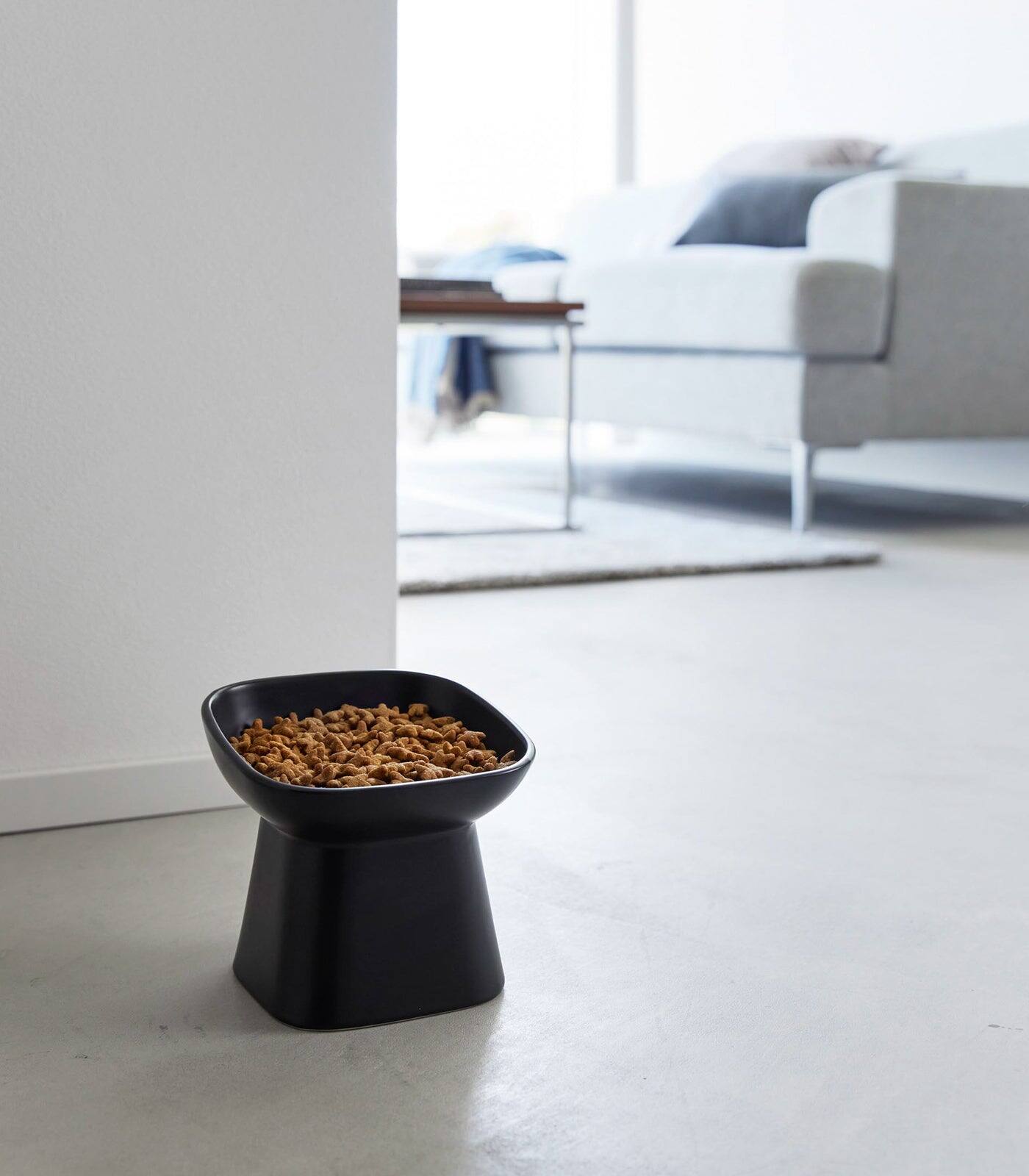 Angle. Yamazaki Home - Tilted Pet Food Bowl - Black.