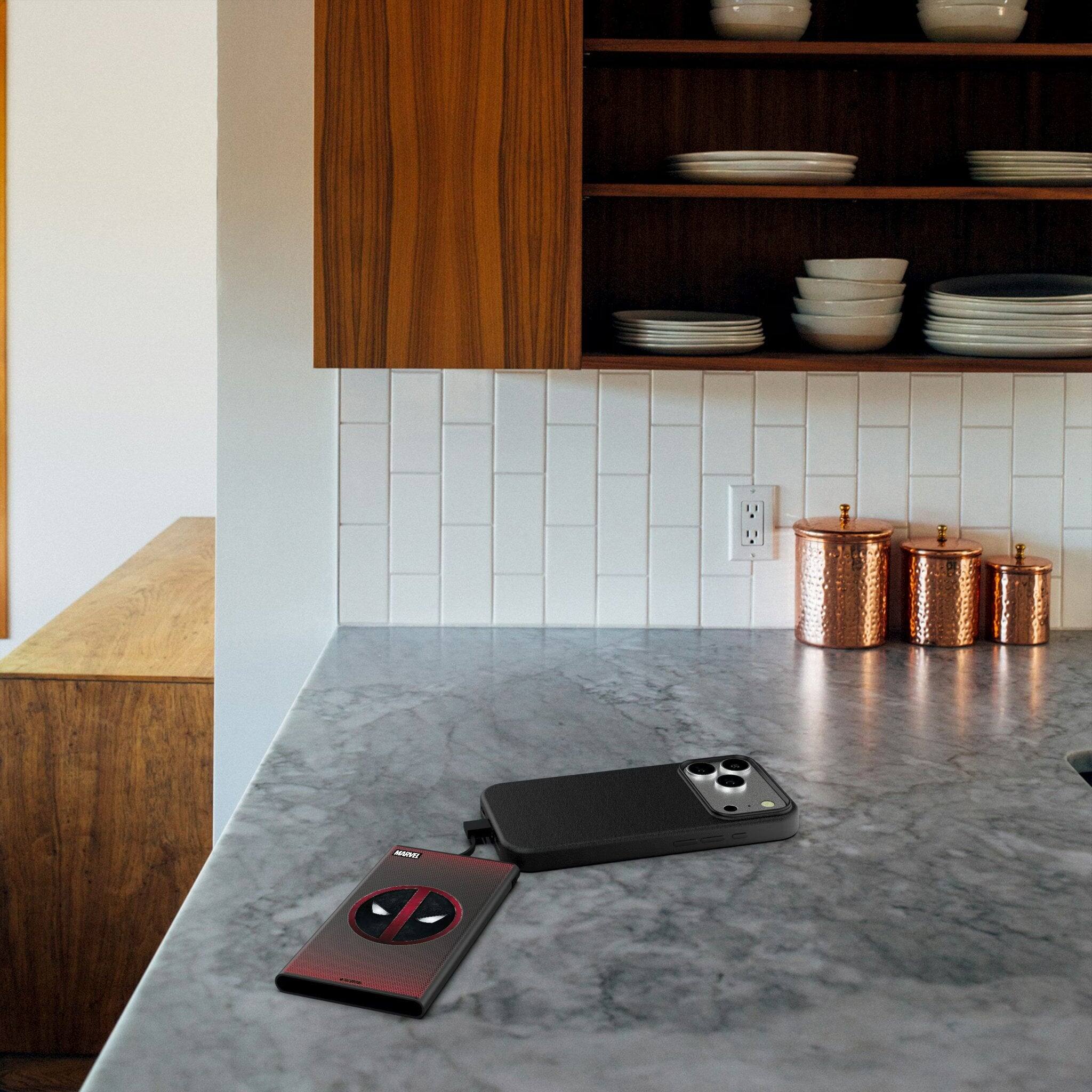 Back. Keyscaper - Marvel Grid 5000mAh Flat Powerbank - Deadpool.