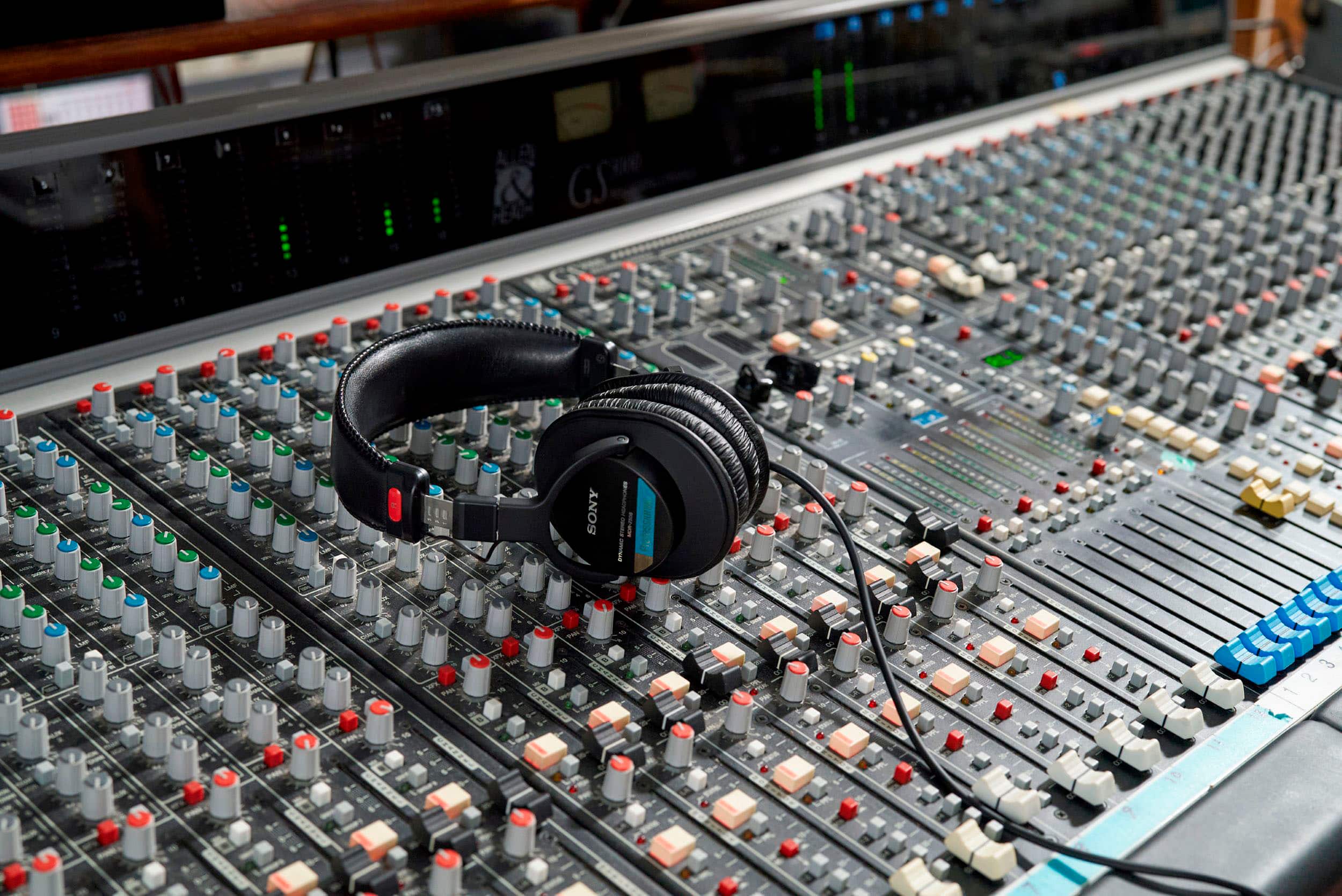 The text on the image reads "GS. 10 I - 8 SONY AON I | I O 1 2 E :". This text is likely related to the audio equipment, such as the soundboard or mixing board, and may indicate the specifications or features of the equipment.