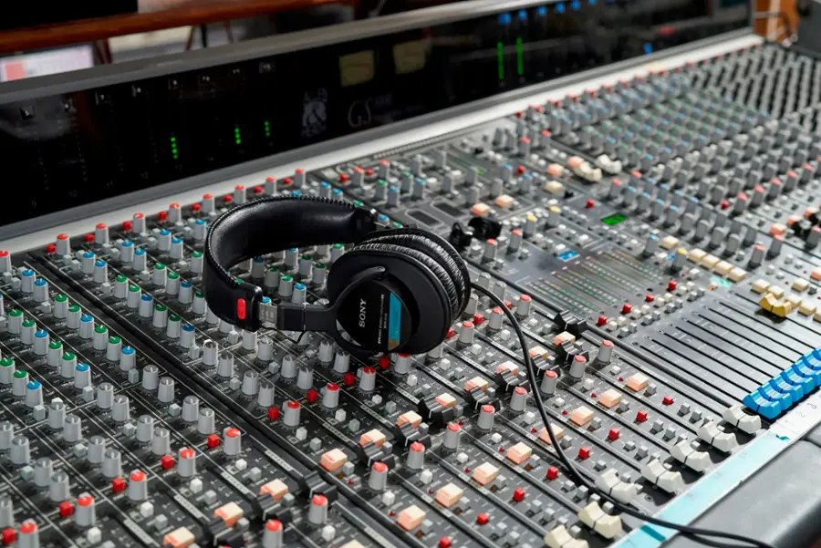 The text on the image reads "GS. 10 I - 8 SONY AON I | I O 1 2 E :". This text is likely related to the audio equipment, such as the soundboard or mixing board, and may indicate the specifications or features of the equipment.