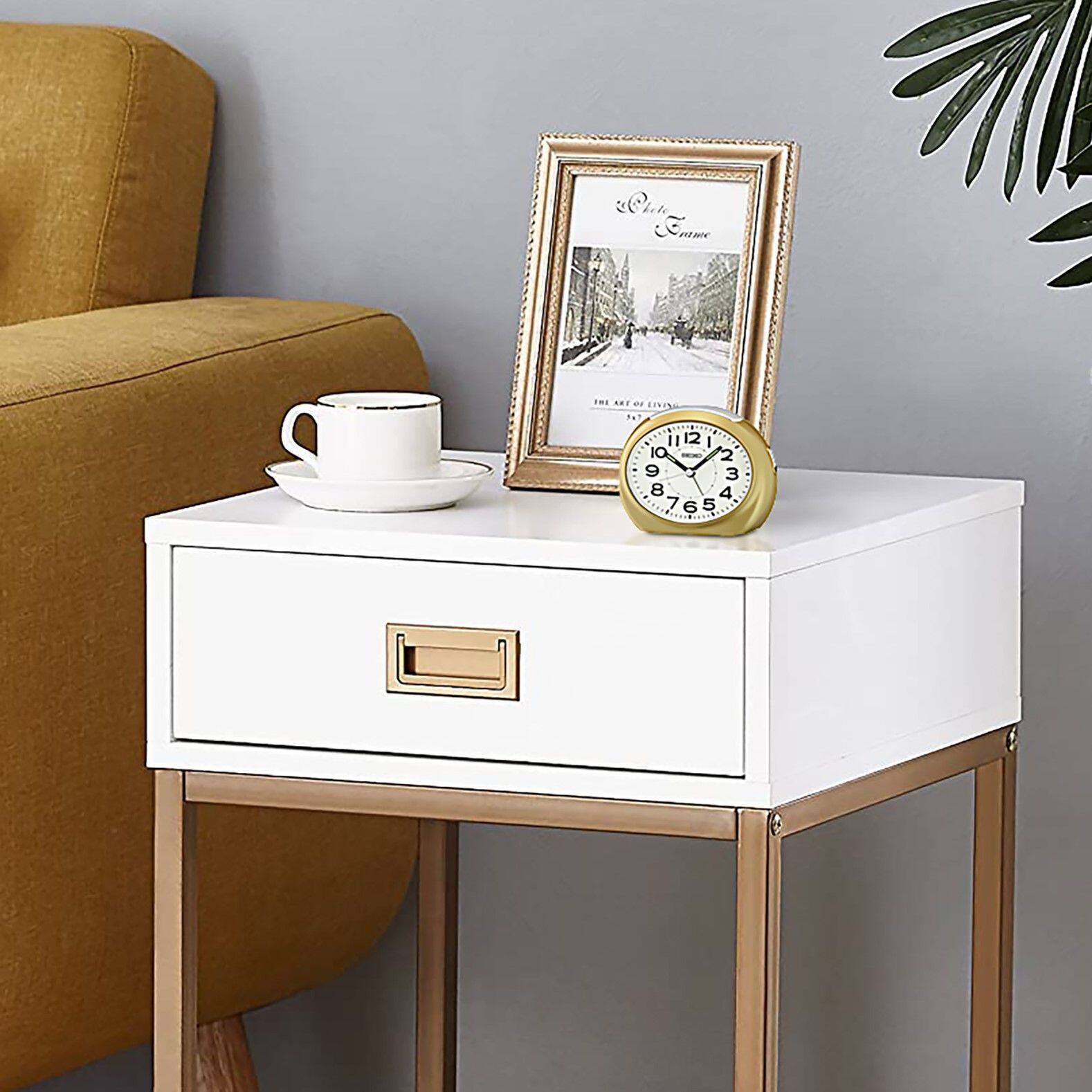 The text on the image reads:

"Qlt menne ... eV EII Tu? 112 I IO 2 9 3 8 4 7 765 6 5"

Grouped and corrected, it appears to be:

"Qlt menne ... eV EII Tu? 112 I IO 2 9 3 8 4 7 765 6 5"

However, without additional context, it's difficult to determine the exact correction or grouping. The numbers and letters may represent a code or a specific sequence.