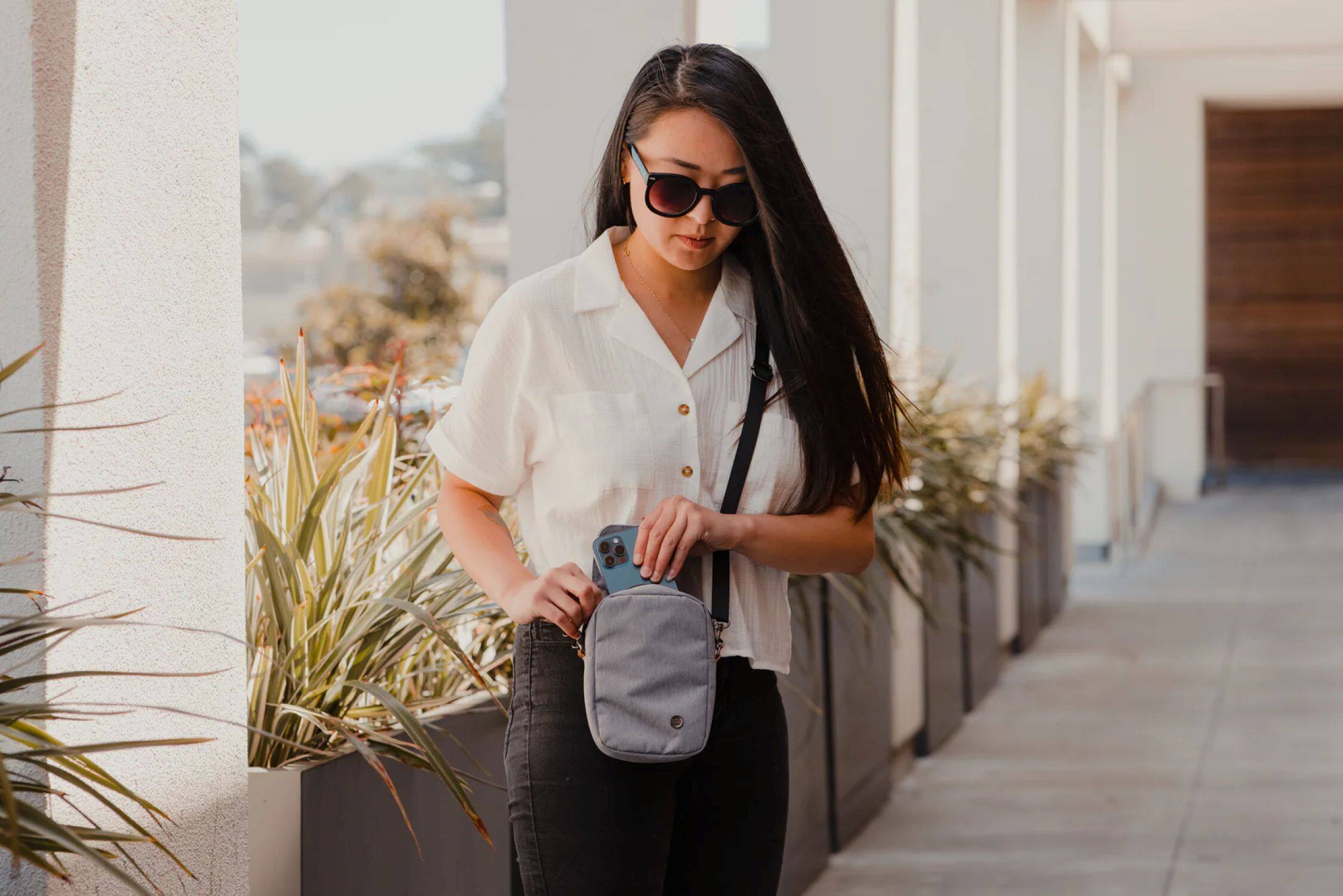 Alt View 6. PKG - Burrard Crossbody Slingbag - Gray.